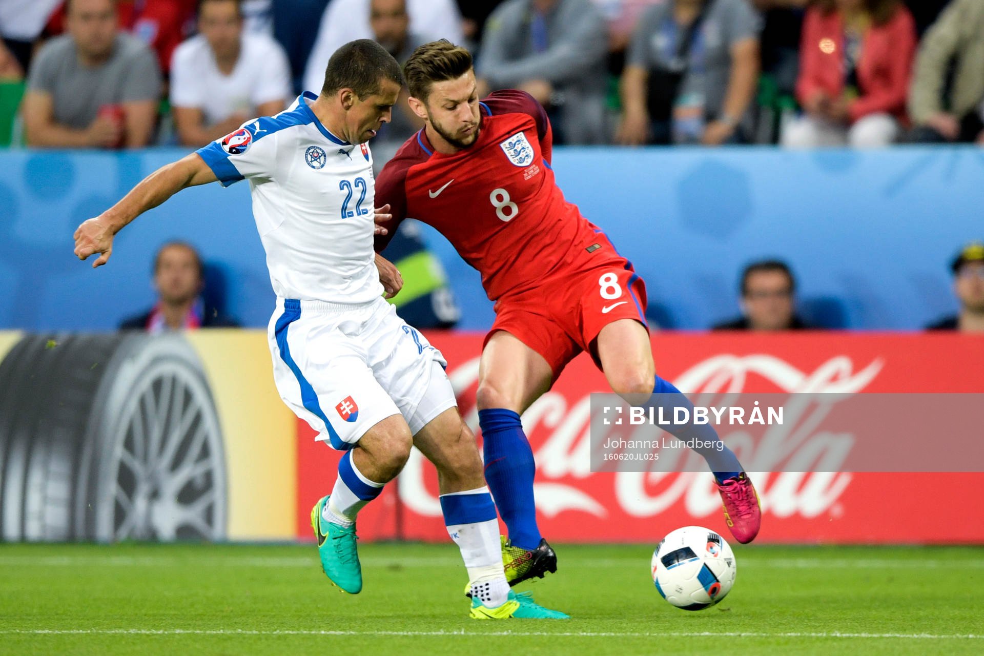 Slovakiens Viktor Pecovsky och Englands Adam Lallana