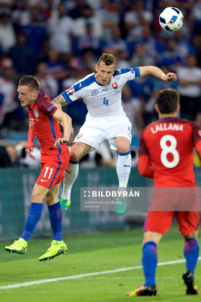 Englands Jamie Vardy och Slovakiens Jan Durica och Englands