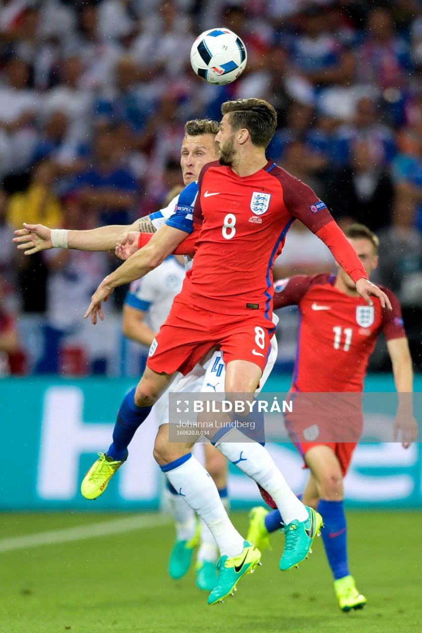 Slovakiens Jan Durica och Englands Adam Lallana