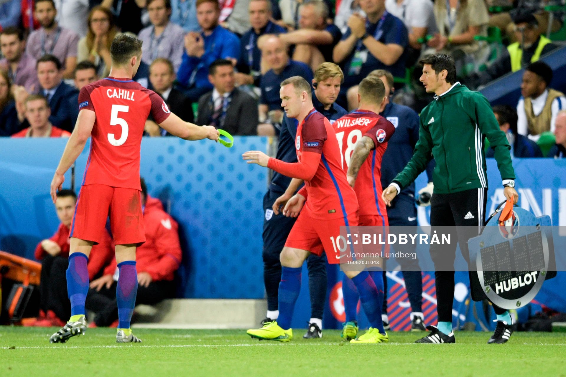 Englands Wayne Rooney byts in och får kaptensbindeln av