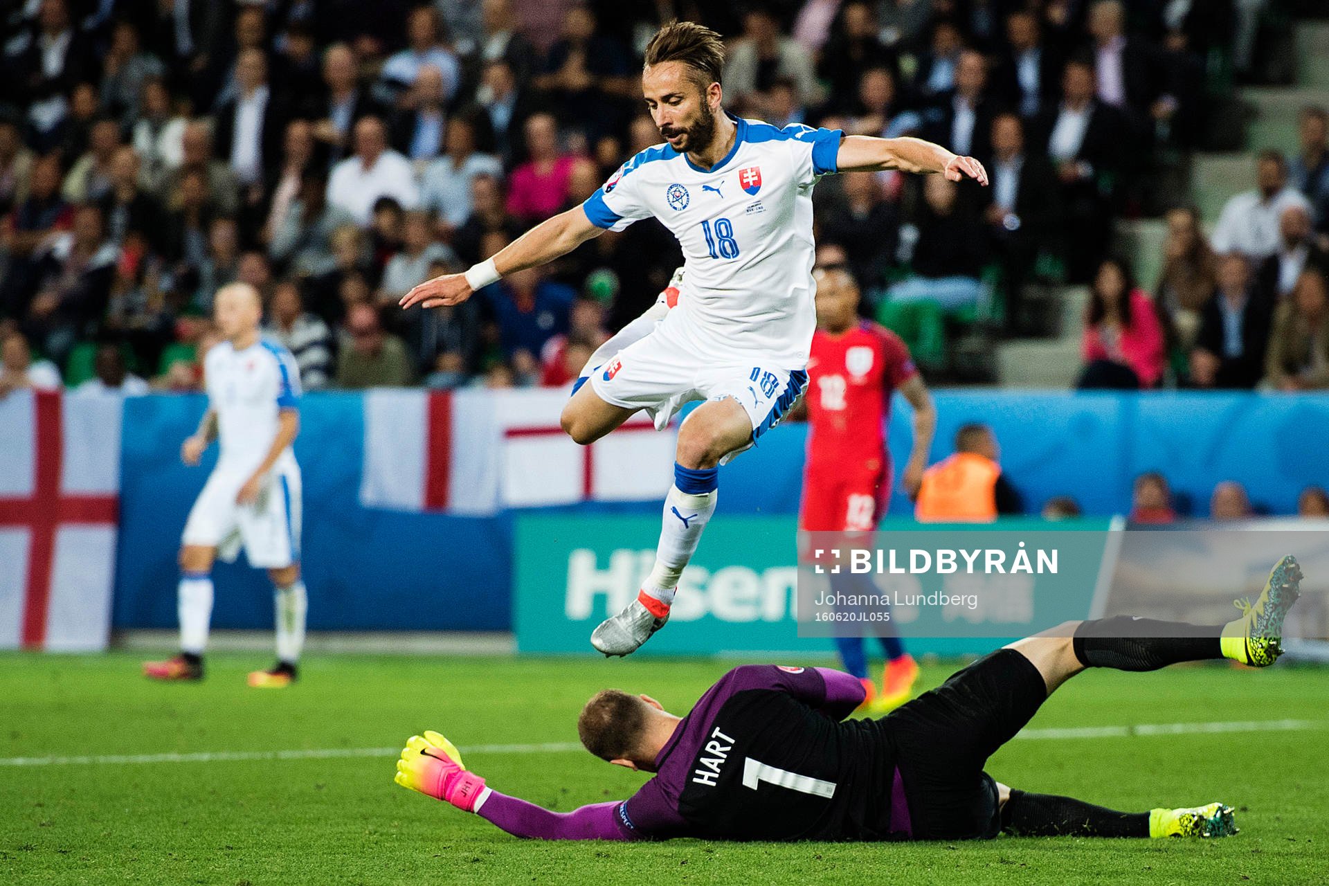 Slovakiens Dusan Svento och Englands målvakt Joe Hart i