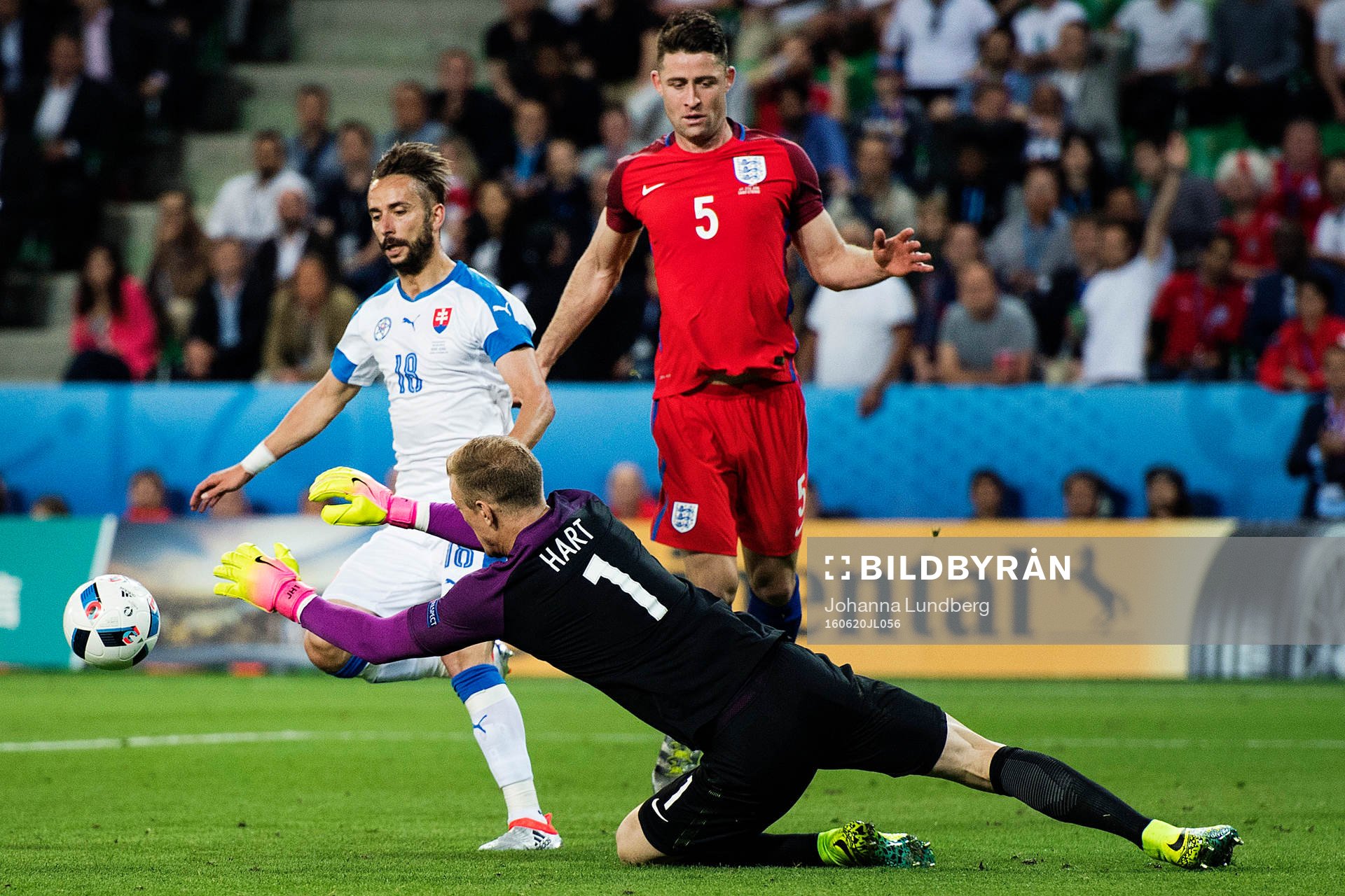 Slovakiens Dusan Svento mot Englands Gary Cahill och