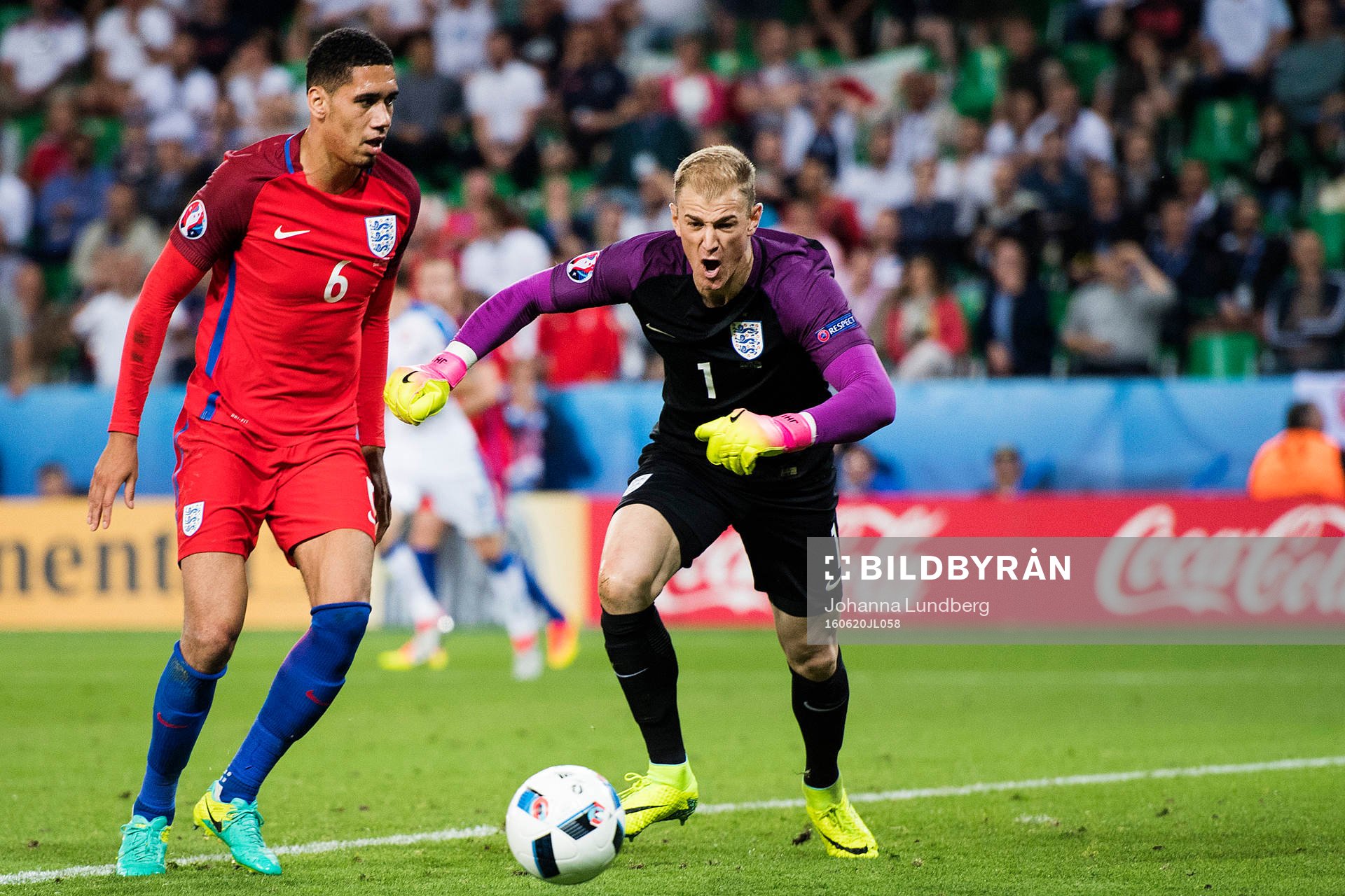Englands Chris Smalling och målvakt Joe Hart i fotbollsmatchen mellan Slovakien och England under fotbolls-EM den 20 juni 2016 i Saint Etienne.