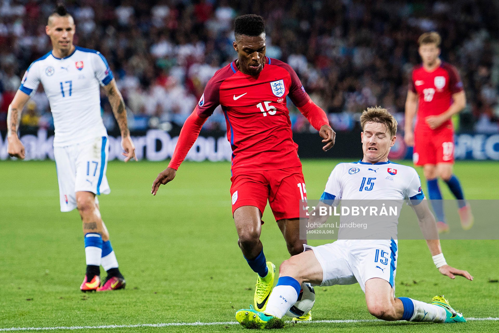 Englands Daniel Sturridge försöker ta sig förbi