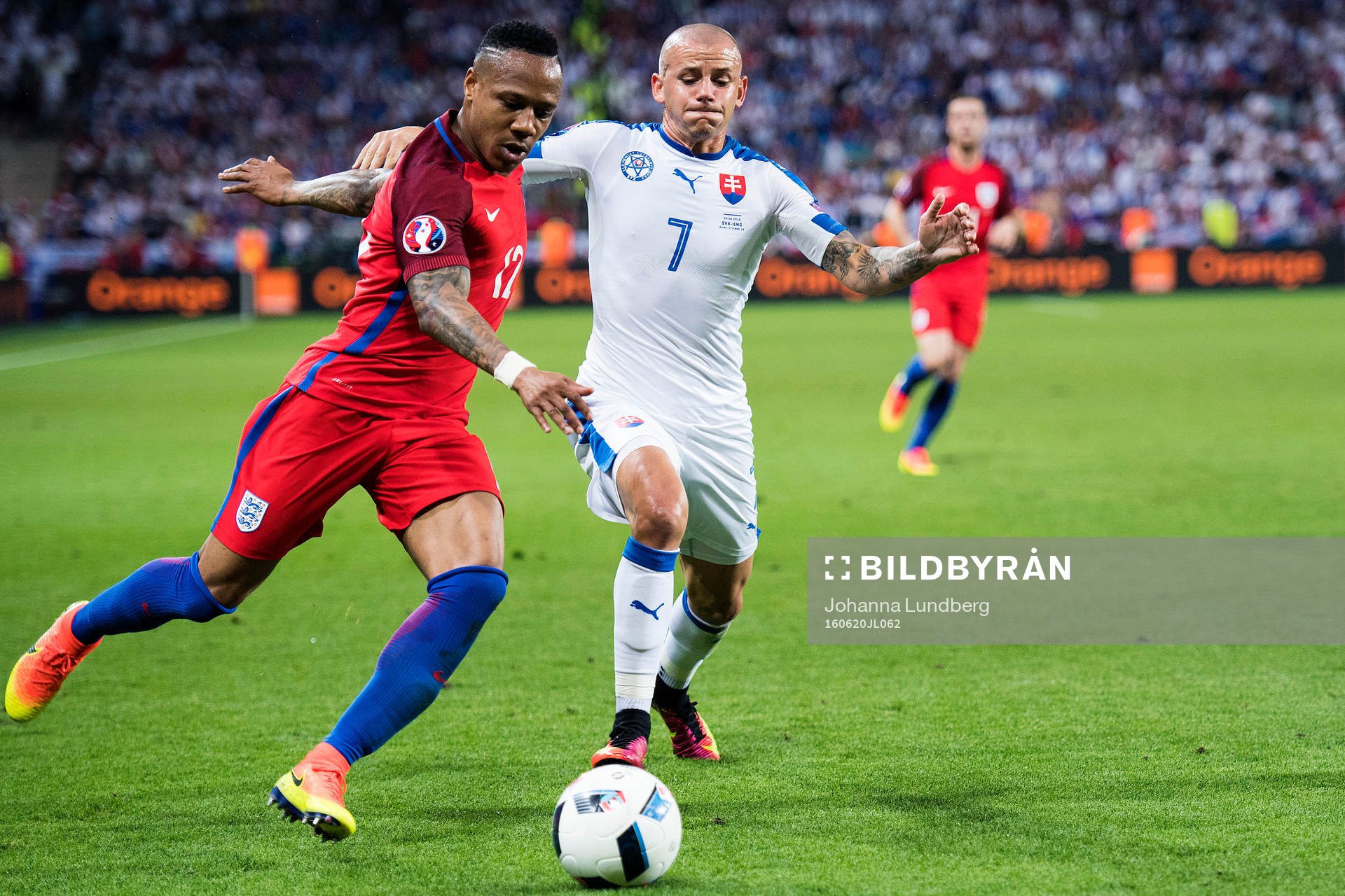 Englands Nathaniel Clyne och Slovakiens Vladimir Weiss i