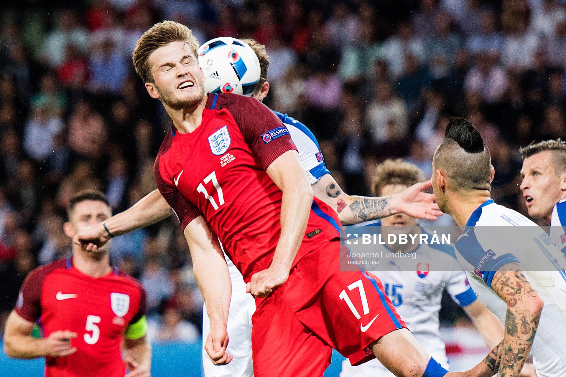 Englands Eric Dier i en nickduell i fotbollsmatchen mellan