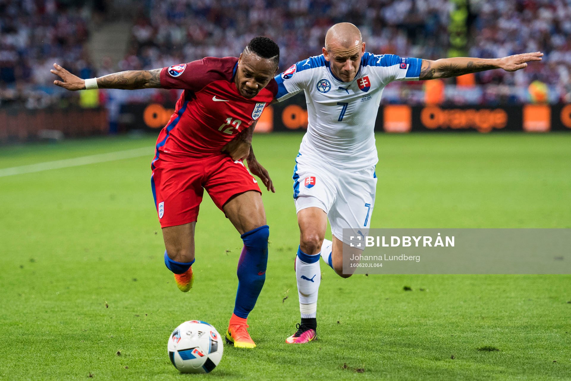 Englands Nathaniel Clyne och Slovakiens Vladimir Weiss i