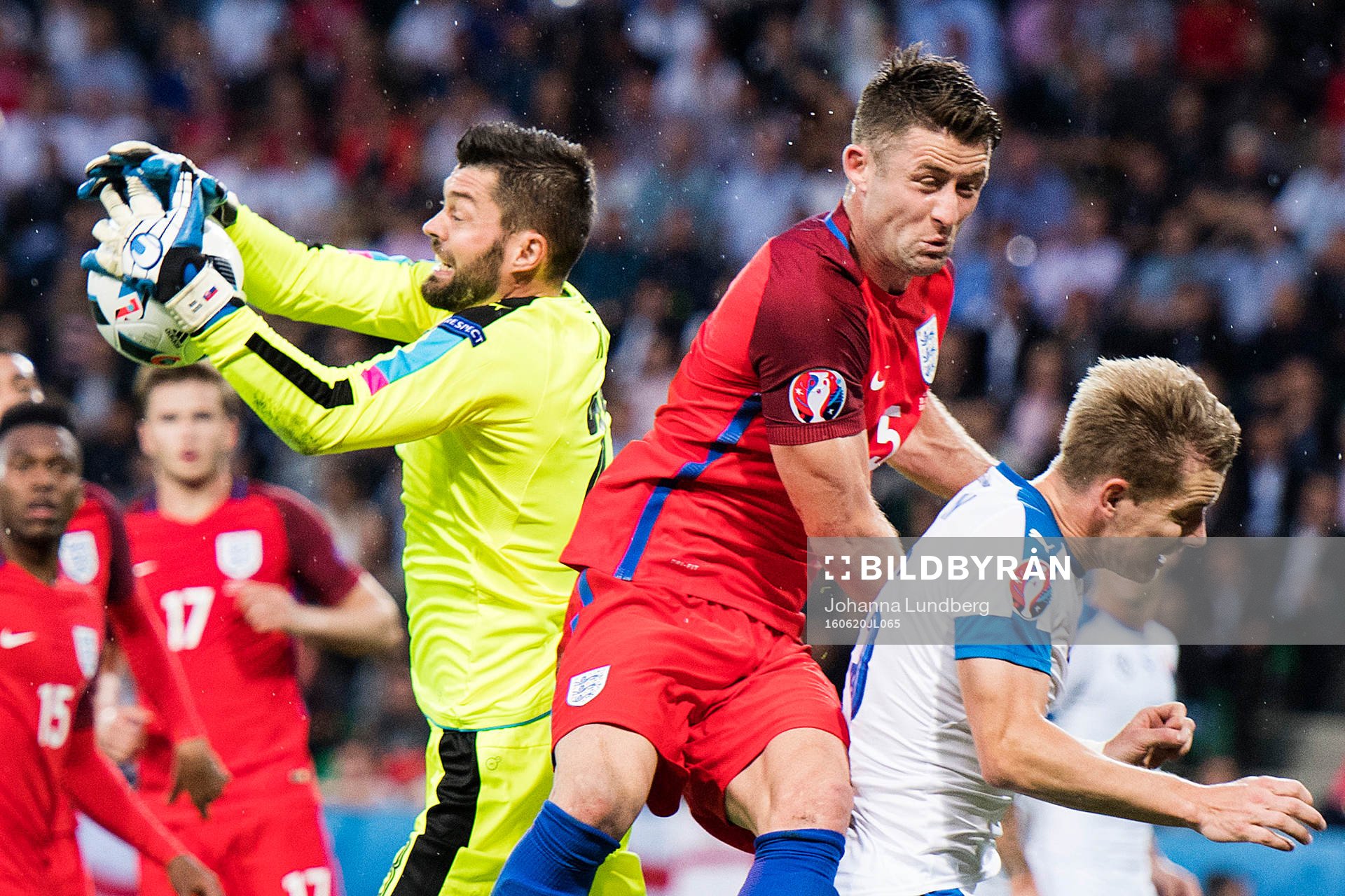 Slovakiens målvakt Jan Mucha i en duell med Englands Gary Cahill i fotbollsmatchen mellan Slovakien och England under fotbolls-EM den 20 juni 2016 i Saint Etienne.