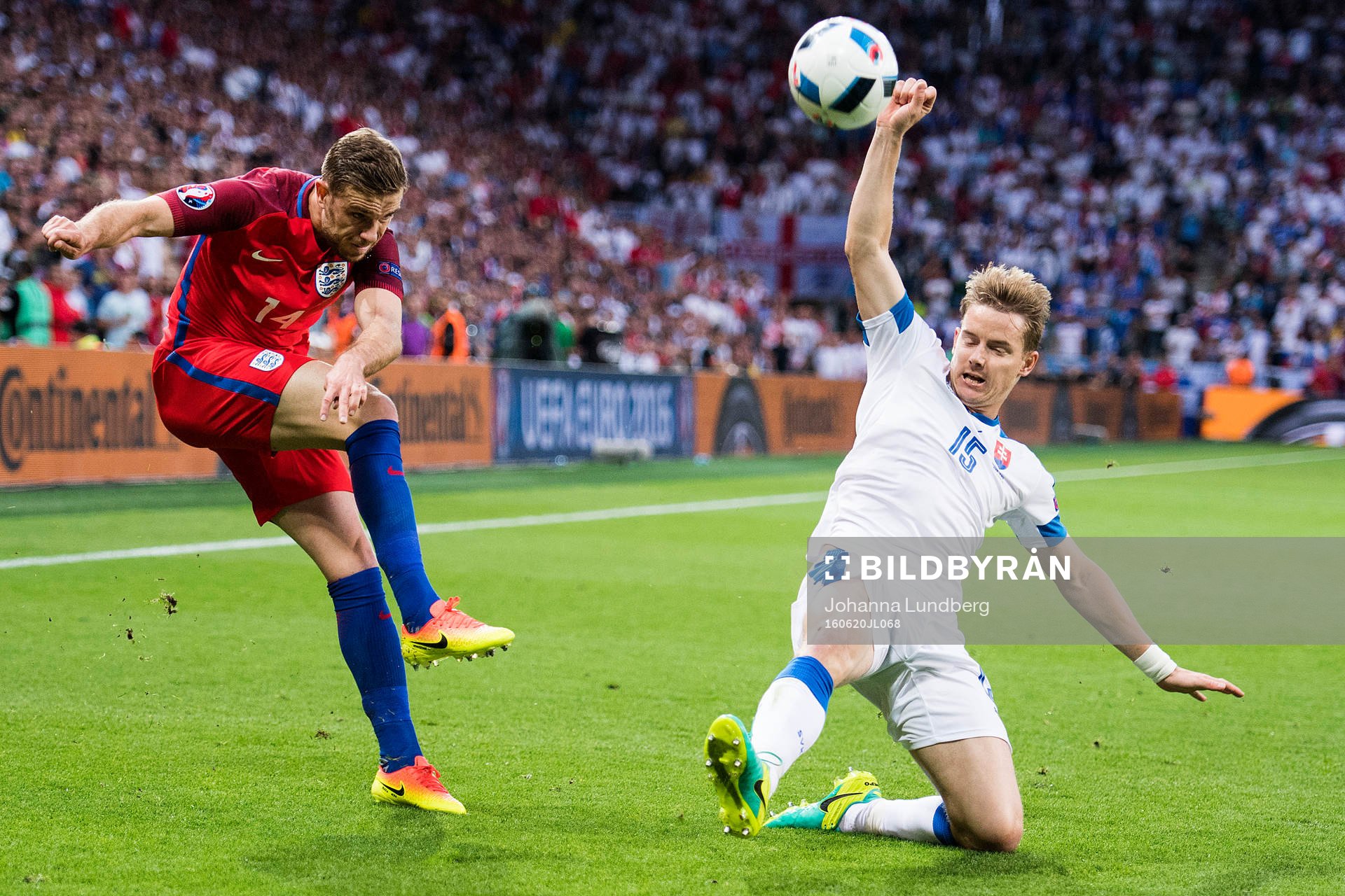 Englands Jordan Henderson och Slovakiens Tomas Hubocan i fotbollsmatchen mellan Slovakien och England under fotbolls-EM den 20 juni 2016 i Saint Etienne.