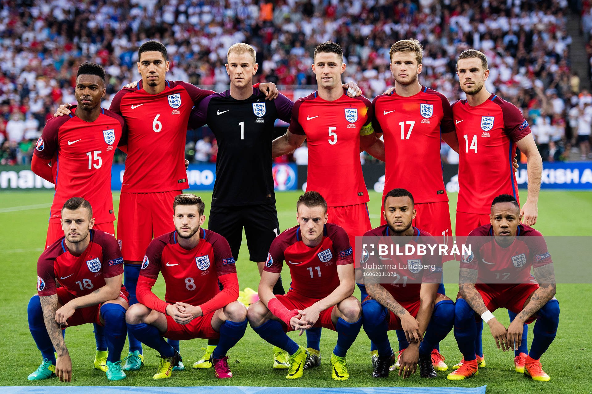Englands spelare ställer upp för en lagbild i fotbollsmatchen mellan Slovakien och England under fotbolls-EM den 20 juni 2016 i Saint Etienne. Övre raden fr.v Daniel Sturridge, Chris Smalling, målvakt Joe Hart, Gary Cahill, Eric Dier, Jordan Henderson. Nedre raden fr.v Jack Wilshere, Adam Lallana, Jamie Vardy, Ryan Bertrand och Nathaniel Clyne 