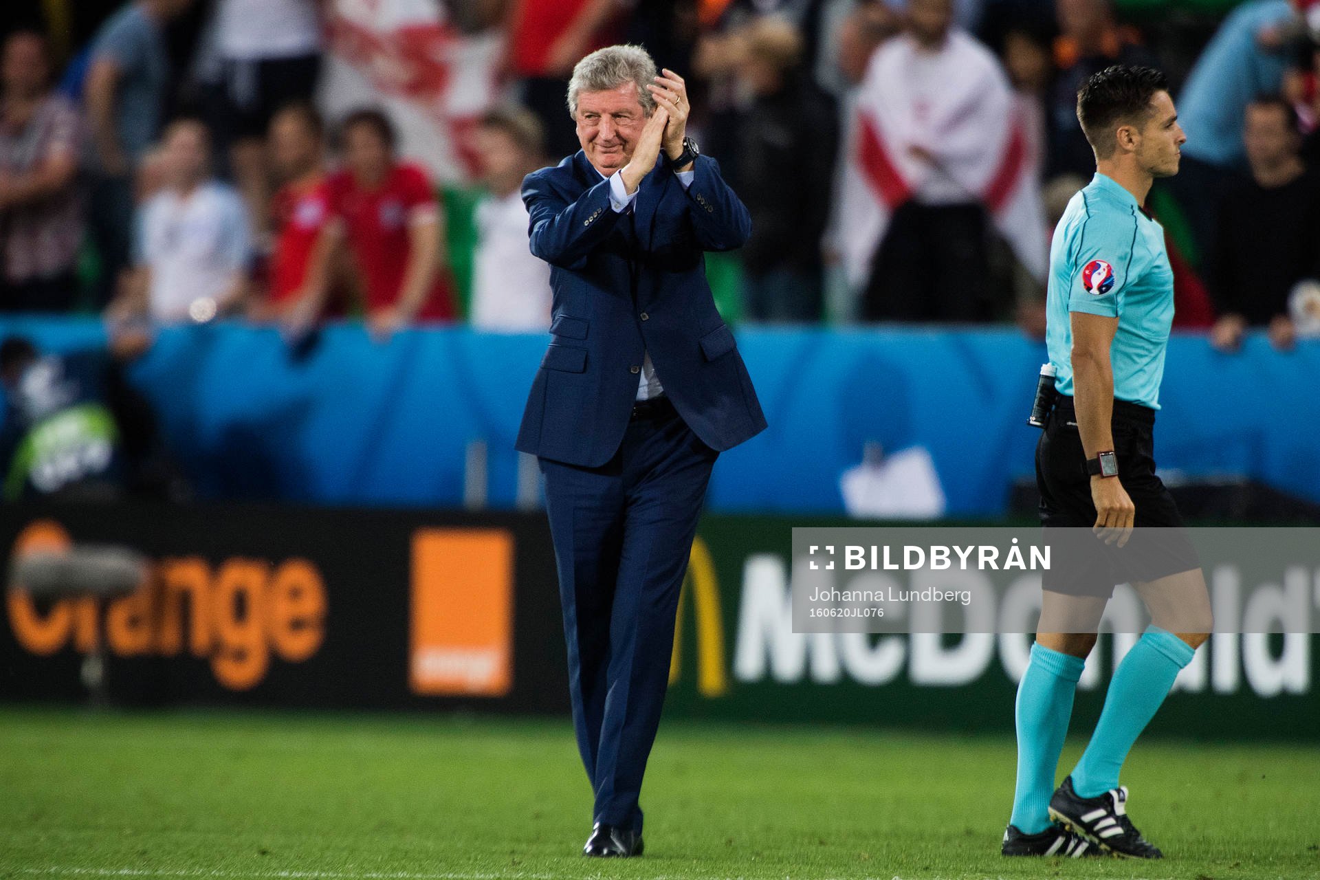 Englands förbundskapten Roy Hodgson tackar publiken
