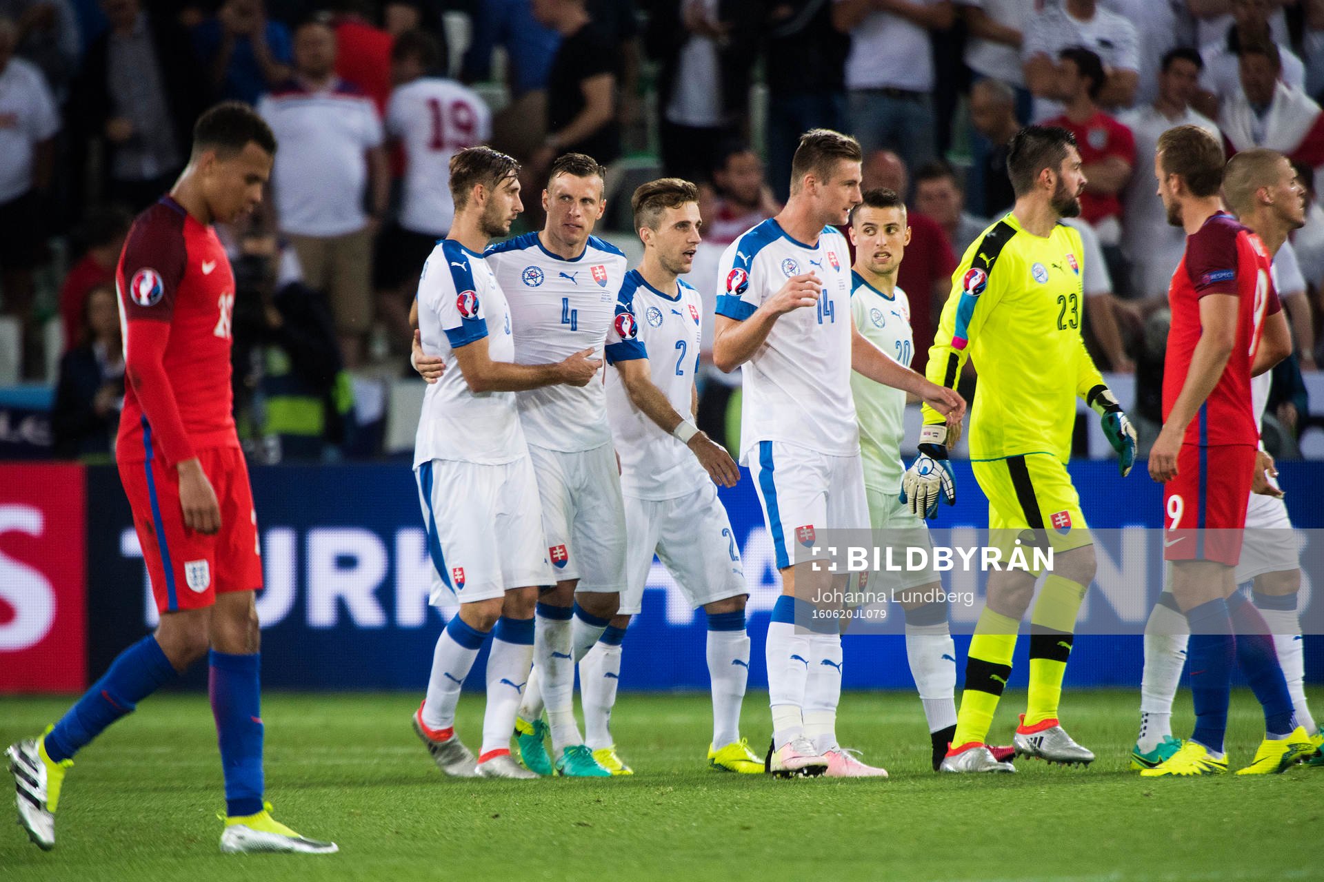 Slovakiens spelare jublar efter fotbollsmatchen mellan Slovakien och England under fotbolls-EM den 20 juni 2016 i Saint Etienne.