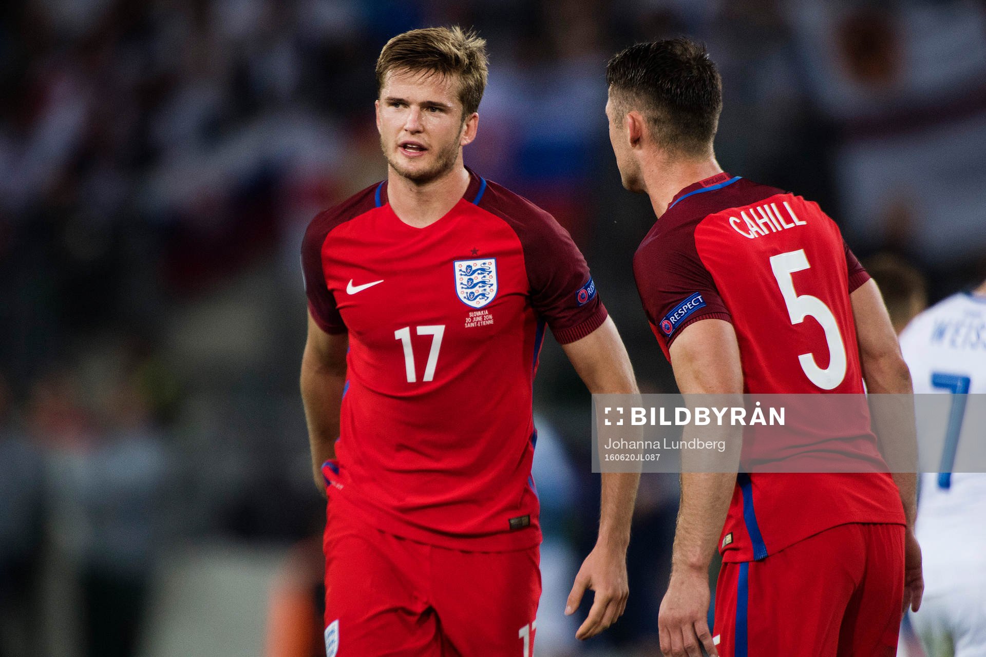 Englands Eric Dier och Gary Cahill i fotbollsmatchen mellan