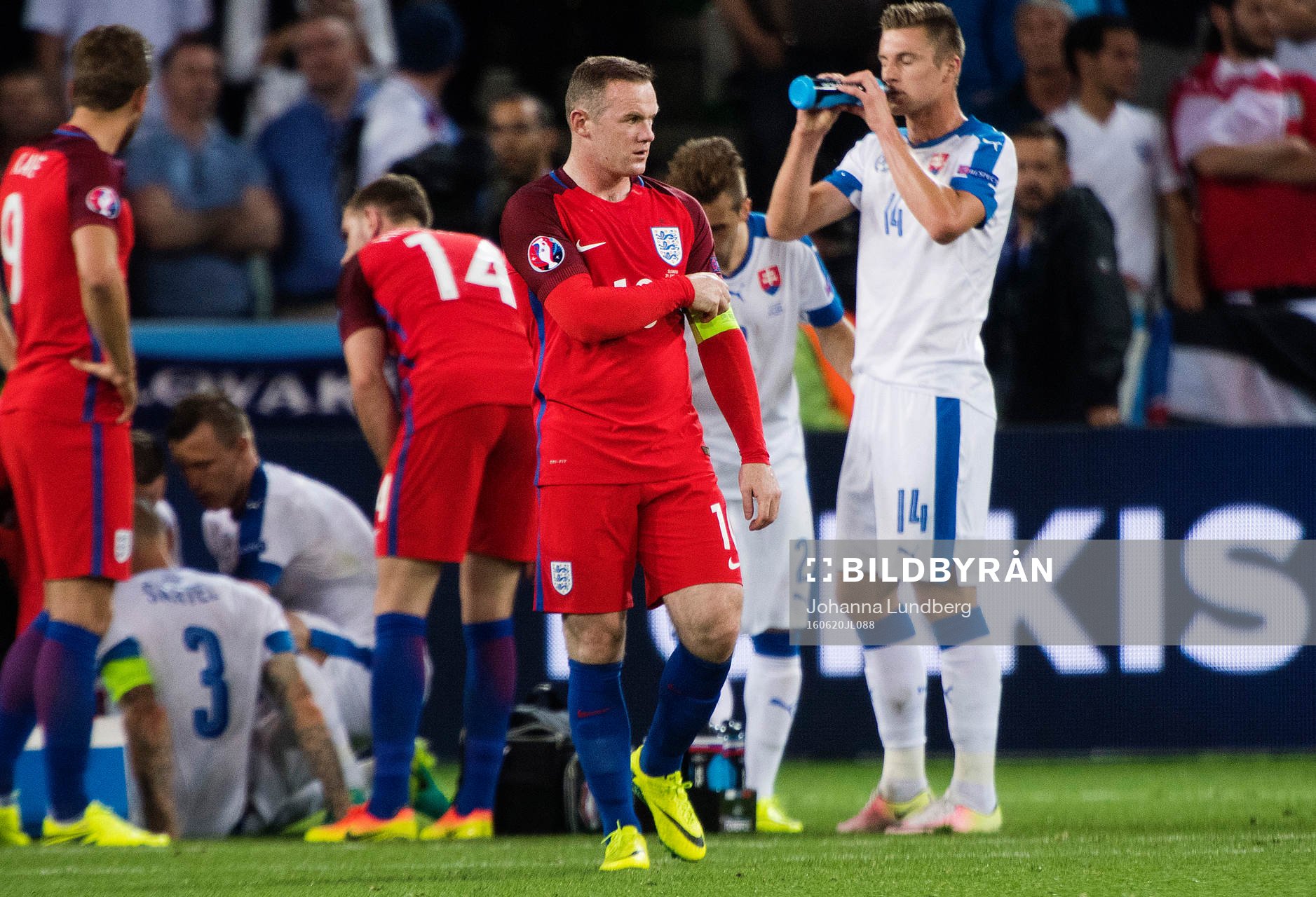 Englands Wayne Rooney deppar i fotbollsmatchen mellan