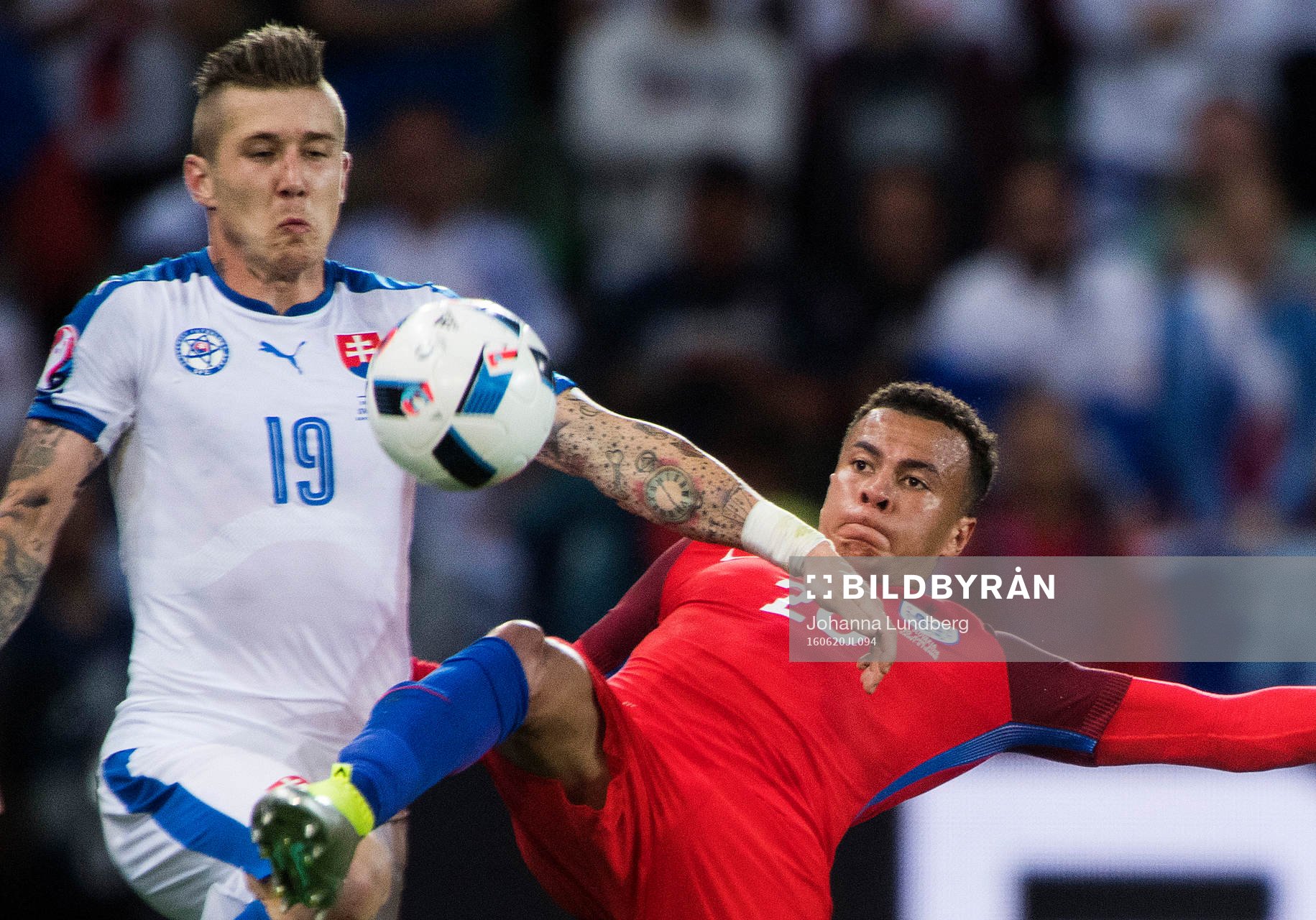 Slovakiens Jurij Kucka och Englands Dele Alli i fotbollsmatchen mellan Slovakien och England under fotbolls-EM den 20 juni 2016 i Saint Etienne.