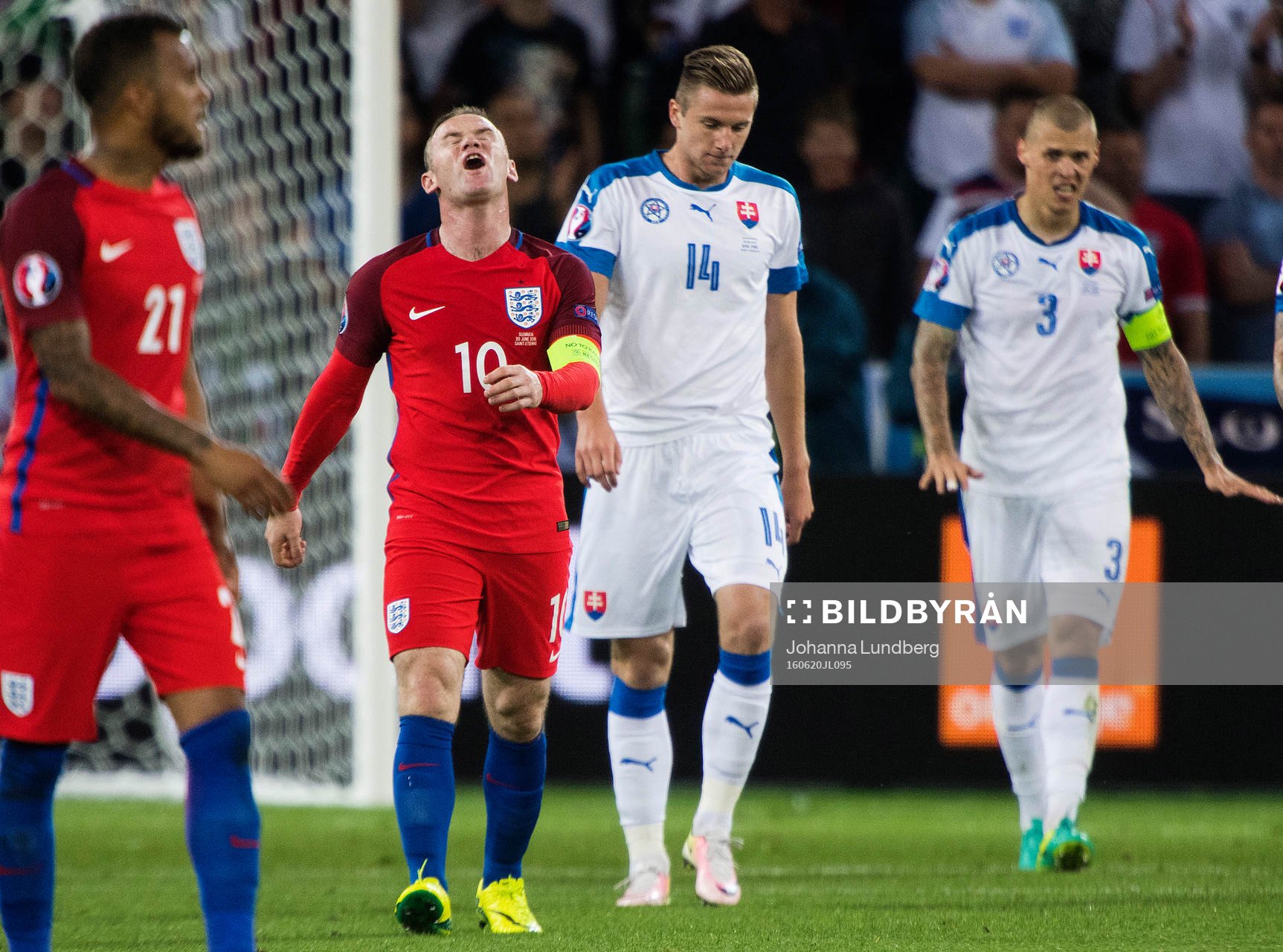 Englands Wayne Rooney deppar