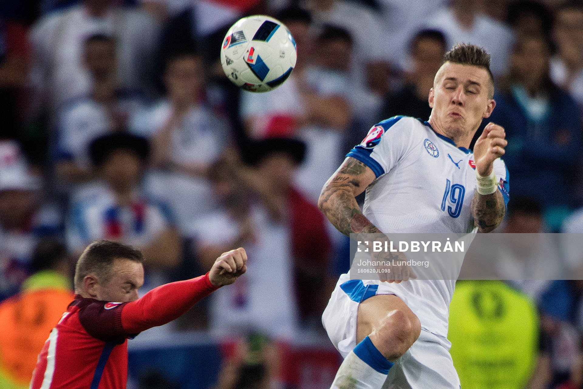 Englands Wayne Rooney och Slovakiens Jurij Kucka i fotbollsmatchen mellan Slovakien och England under fotbolls-EM den 20 juni 2016 i Saint Etienne.