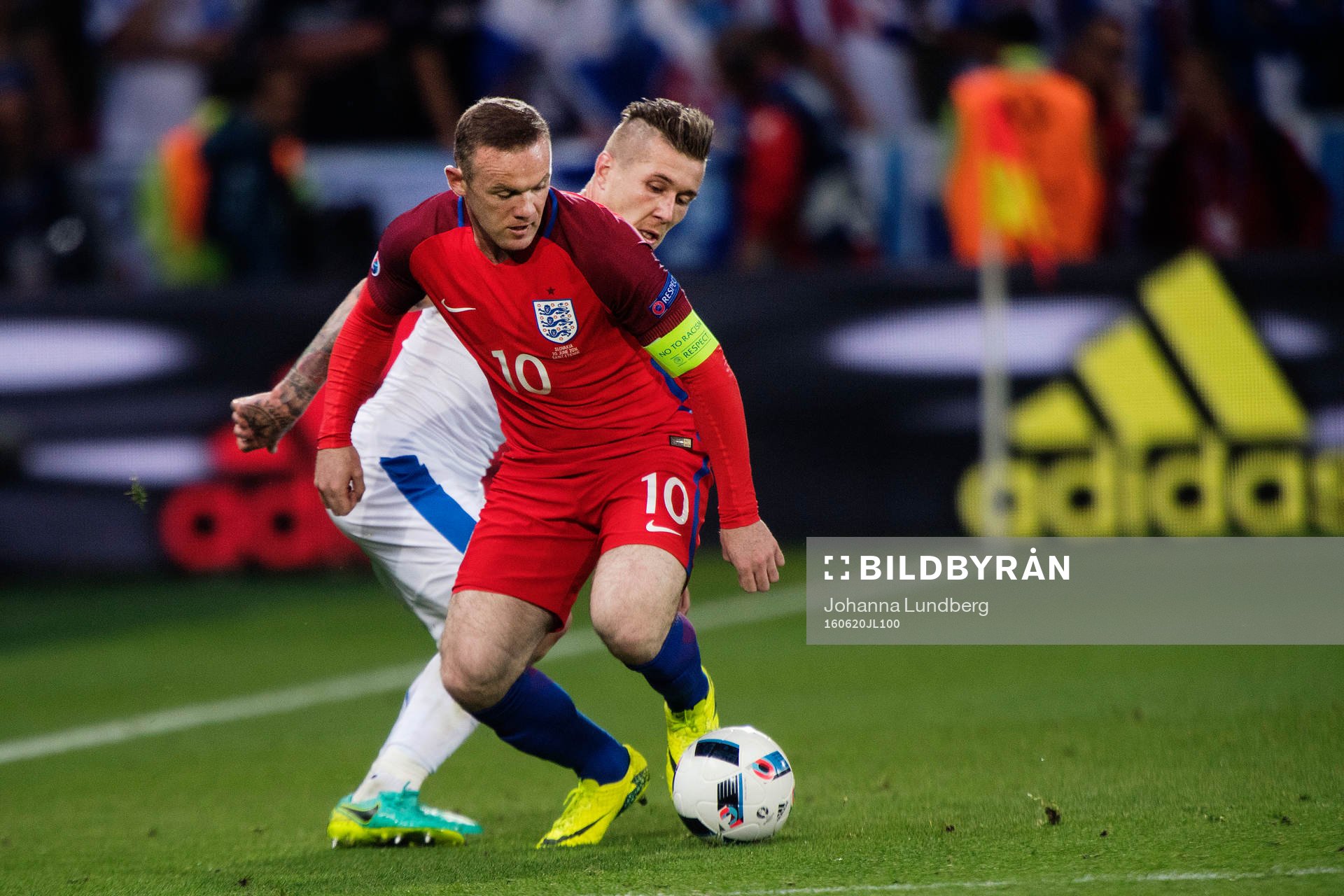 Englands Wayne Rooney och Slovakiens Jurij Kucka i fotbollsmatchen mellan Slovakien och England under fotbolls-EM den 20 juni 2016 i Saint Etienne.