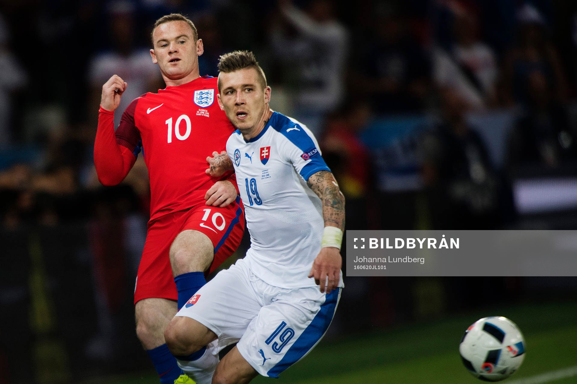 Englands Wayne Rooney och Slovakiens Jurij Kucka i fotbollsmatchen mellan Slovakien och England under fotbolls-EM den 20 juni 2016 i Saint Etienne.