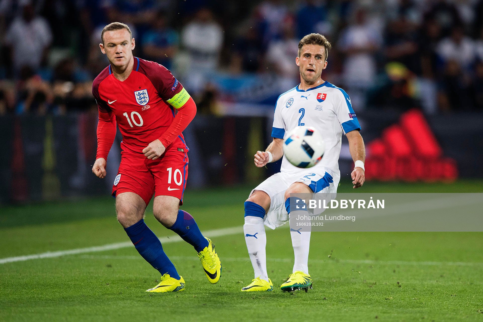 Englands Wayne Rooney och Slovakiens Peter Pecari i