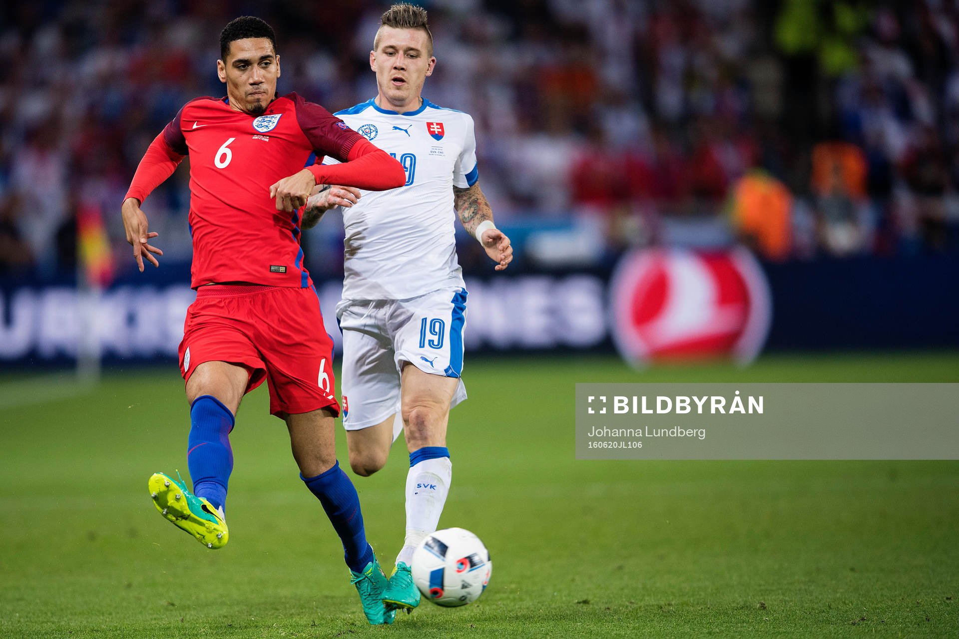 Englands Chris Smalling och Slovakiens Jurij Kucka i fotbollsmatchen mellan Slovakien och England under fotbolls-EM den 20 juni 2016 i Saint Etienne.