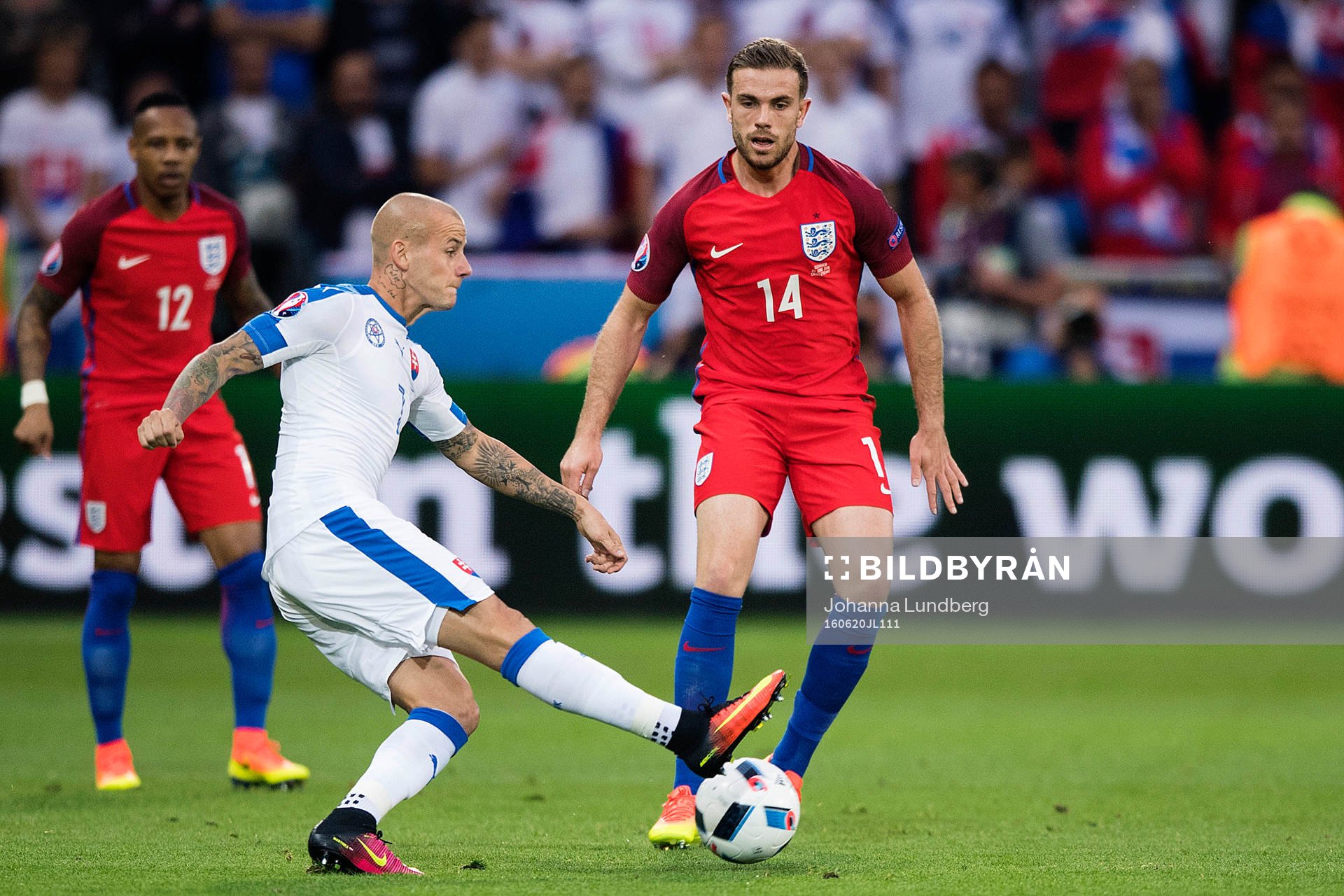 Slovakiens Vladimir Weiss mot Englands Jordan Henderson i fotbollsmatchen mellan Slovakien och England under fotbolls-EM den 20 juni 2016 i Saint Etienne.