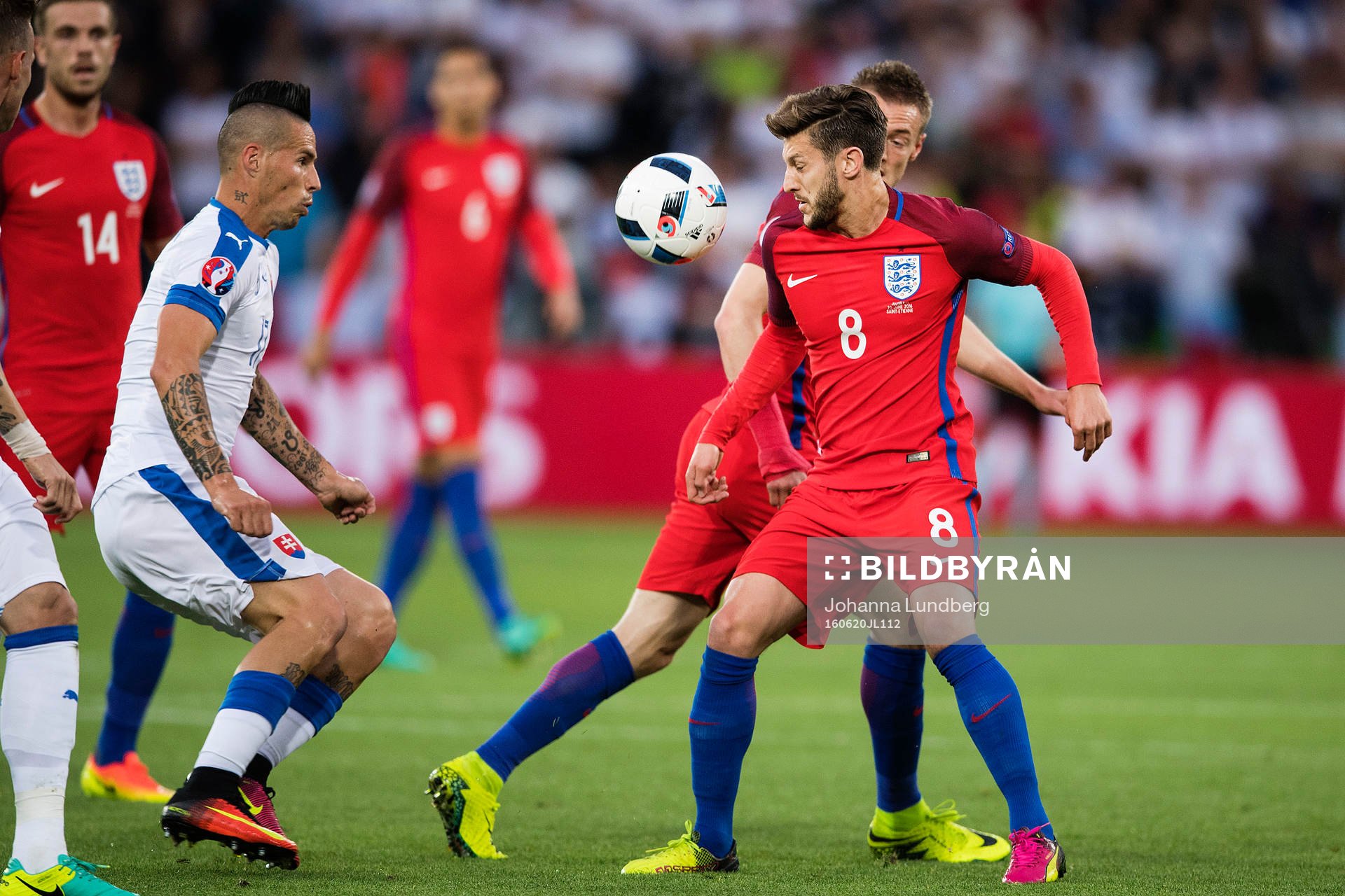 Slovakiens Marek Hamsik mot Englands Adam Lallana  i