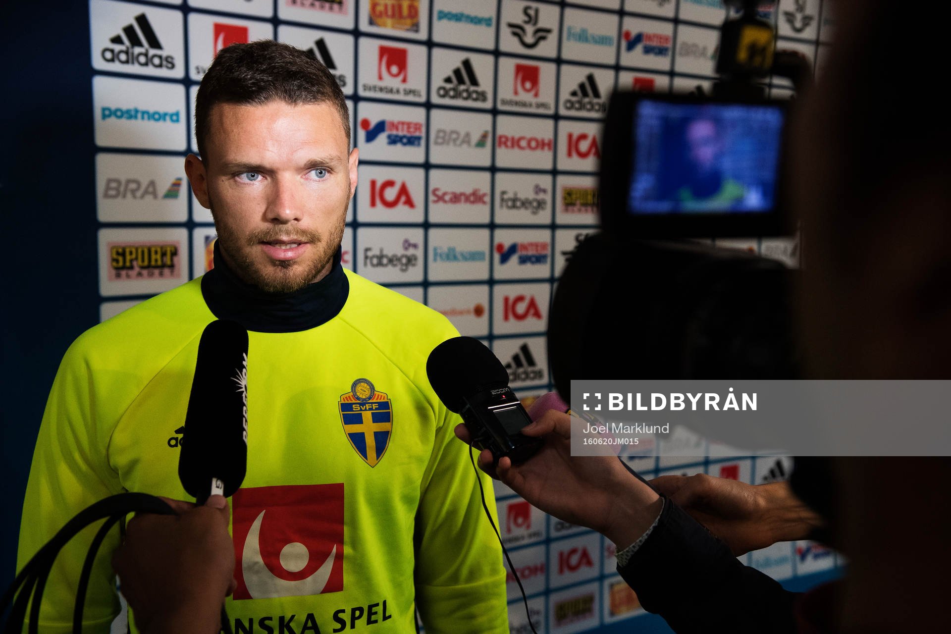 Marcus Berg i mixed zone inför Sveriges fotbollslandslags stängda träning under fotbolls-EM den 20 juni 2016 i Pornichet.
