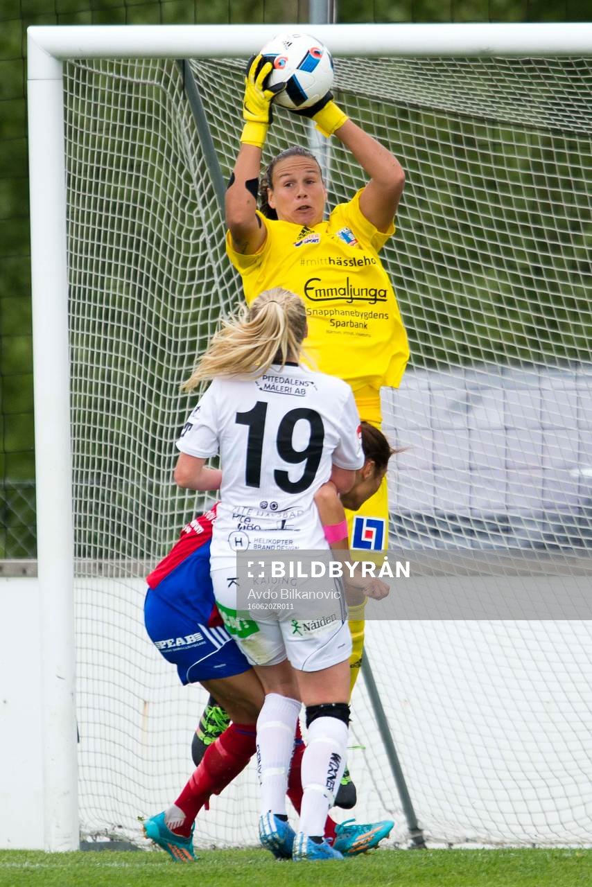 Vittsjös målvakt Katlynn Fraine framför Piteås Elin