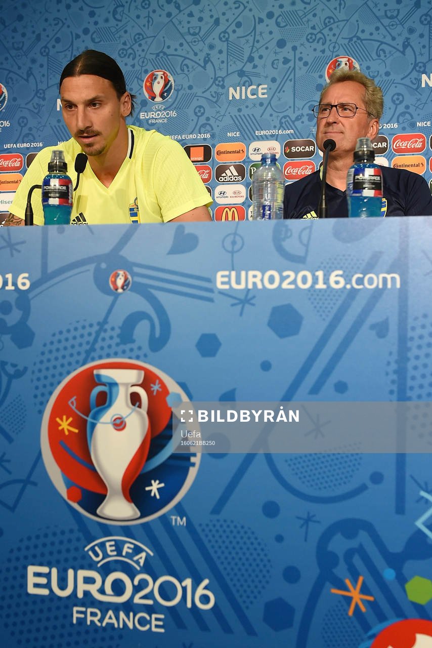 I denna handout-bild från UEFA ses Zlatan Ibrahimovic och
