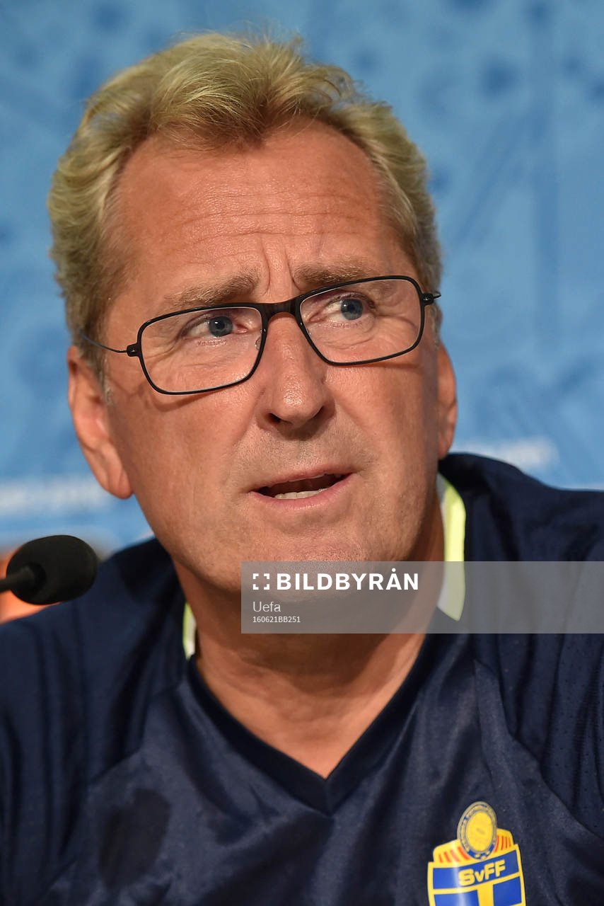 I denna handout-bild från UEFA ses förbundskapten Erik Hamrén på Sveriges fotbollslandslags presskonferens under fotbolls-EM den 21 juni 2016 i Nice.