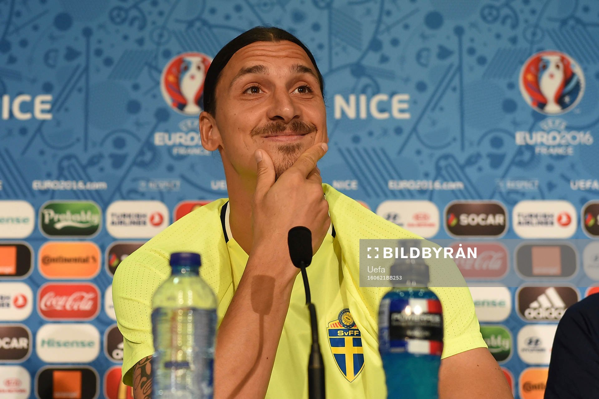I denna handout-bild från UEFA ses Zlatan Ibrahimovic på Sveriges fotbollslandslags presskonferens under fotbolls-EM den 21 juni 2016 i Nice.