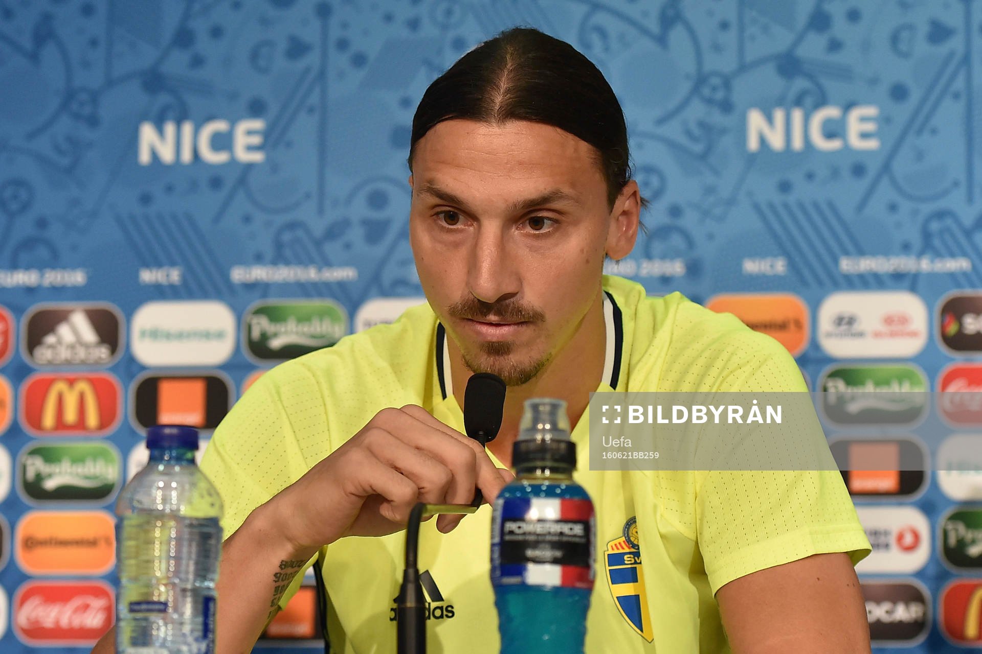 I denna handout-bild från UEFA ses Zlatan Ibrahimovic på