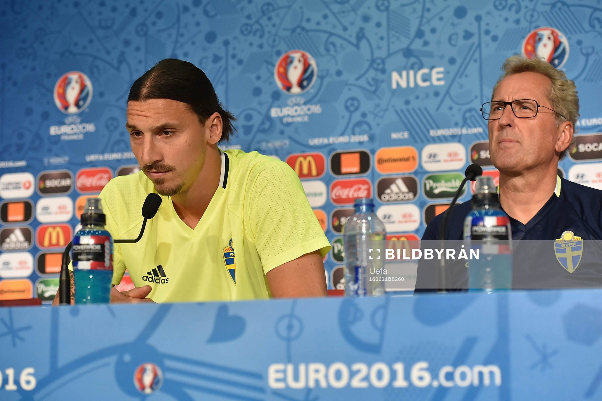 I denna handout-bild från UEFA ses Zlatan Ibrahimovic och