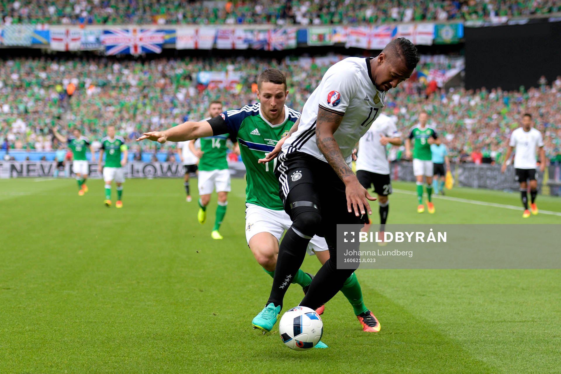 Nordirlands Conor Washington och Tysklands Jerome Boateng under fotbollsmatchen mellan Nordirland och Tyskland under fotbolls-EM den 21 juni 2016 i Paris.