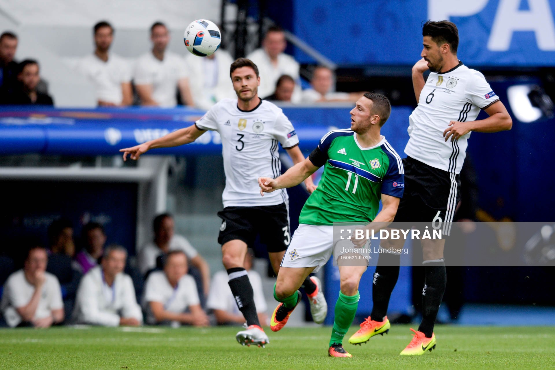 Tysklands Jonas Hector och Sami Khedira och Nordirlands Conor Washington under fotbollsmatchen mellan Nordirland och Tyskland under fotbolls-EM den 21 juni 2016 i Paris.