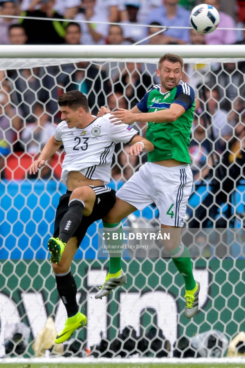 Tysklands Mario Gomez och Nordirlands Gareth McAuley under fotbollsmatchen mellan Nordirland och Tyskland under fotbolls-EM den 21 juni 2016 i Paris.