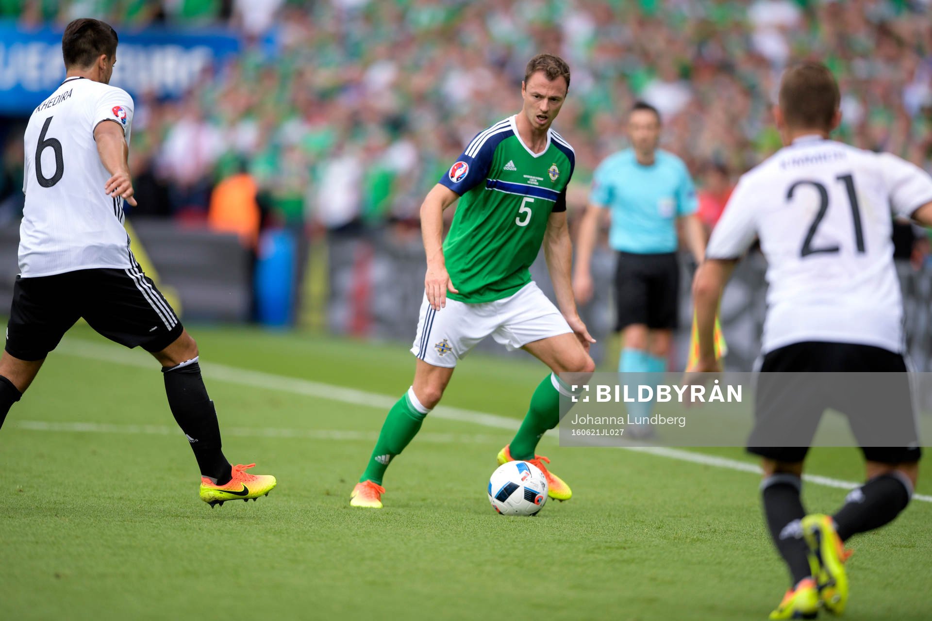 Nordirlands Jonny Evans och Tysklands Sami Khedira och