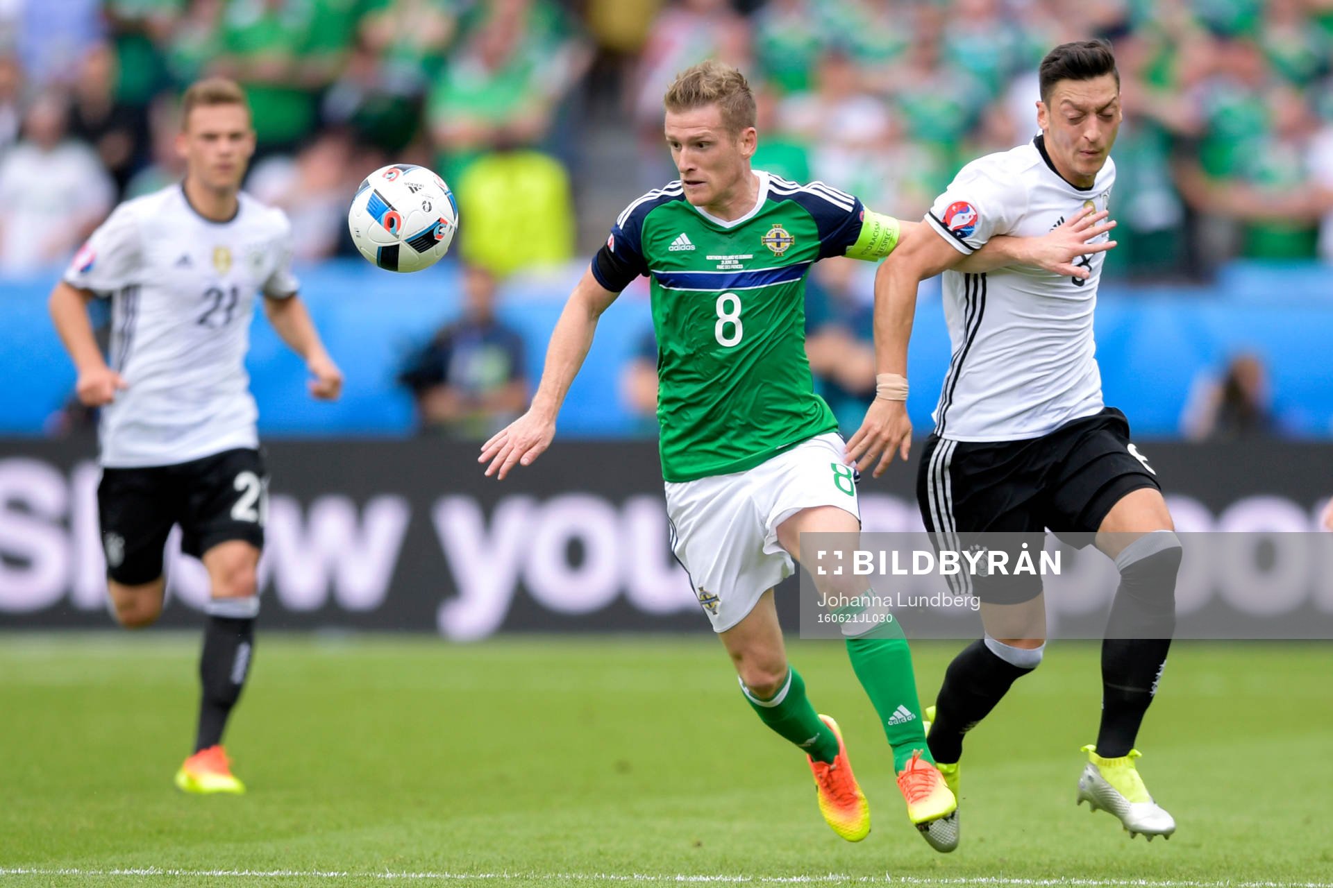 Nordirlands Steven Davis och Tysklands Mesut Özil