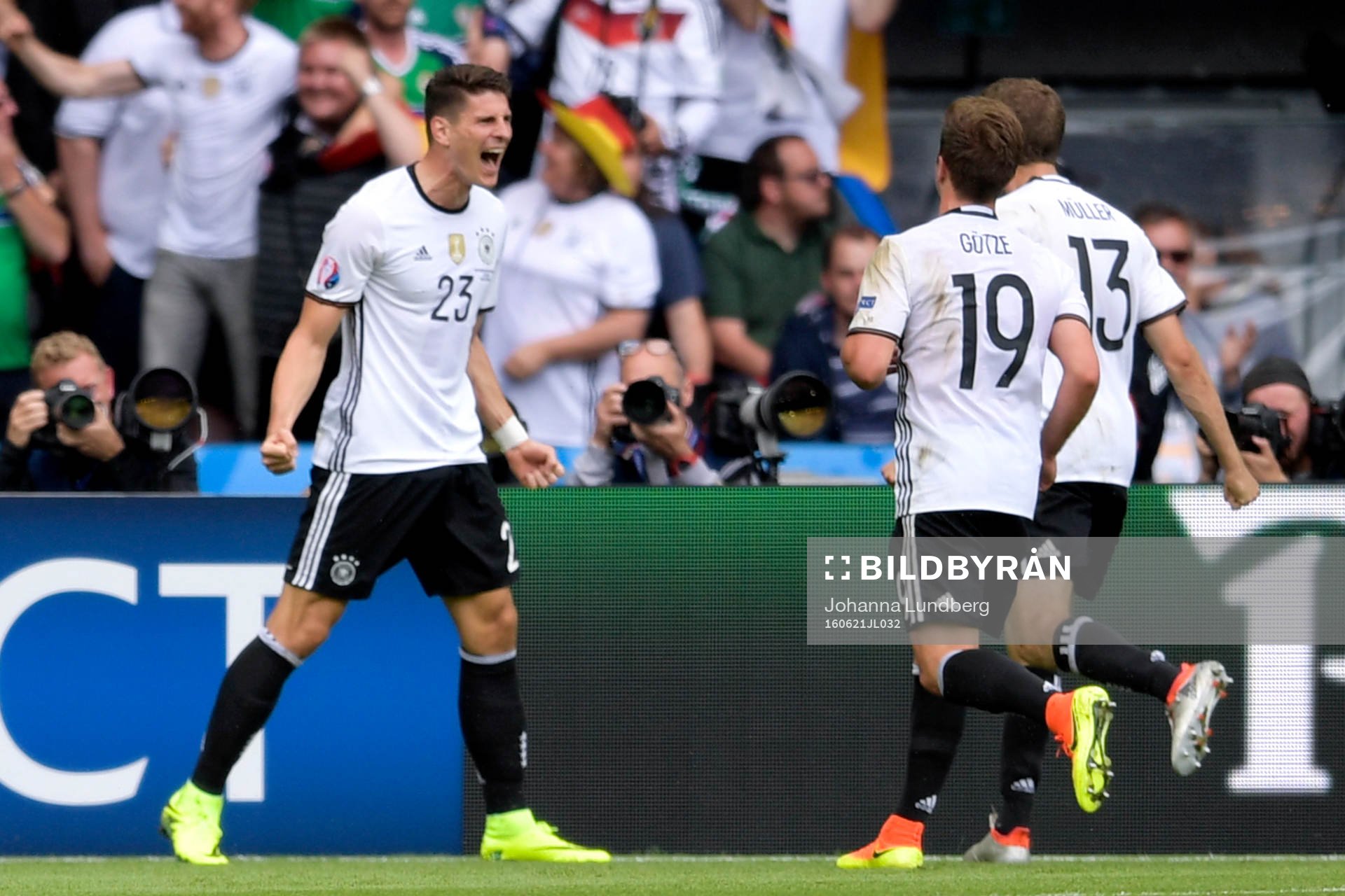 Tysklands Mario Gomez jublar efter 0-1 under fotbollsmatchen mellan Nordirland och Tyskland under fotbolls-EM den 21 juni 2016 i Paris.