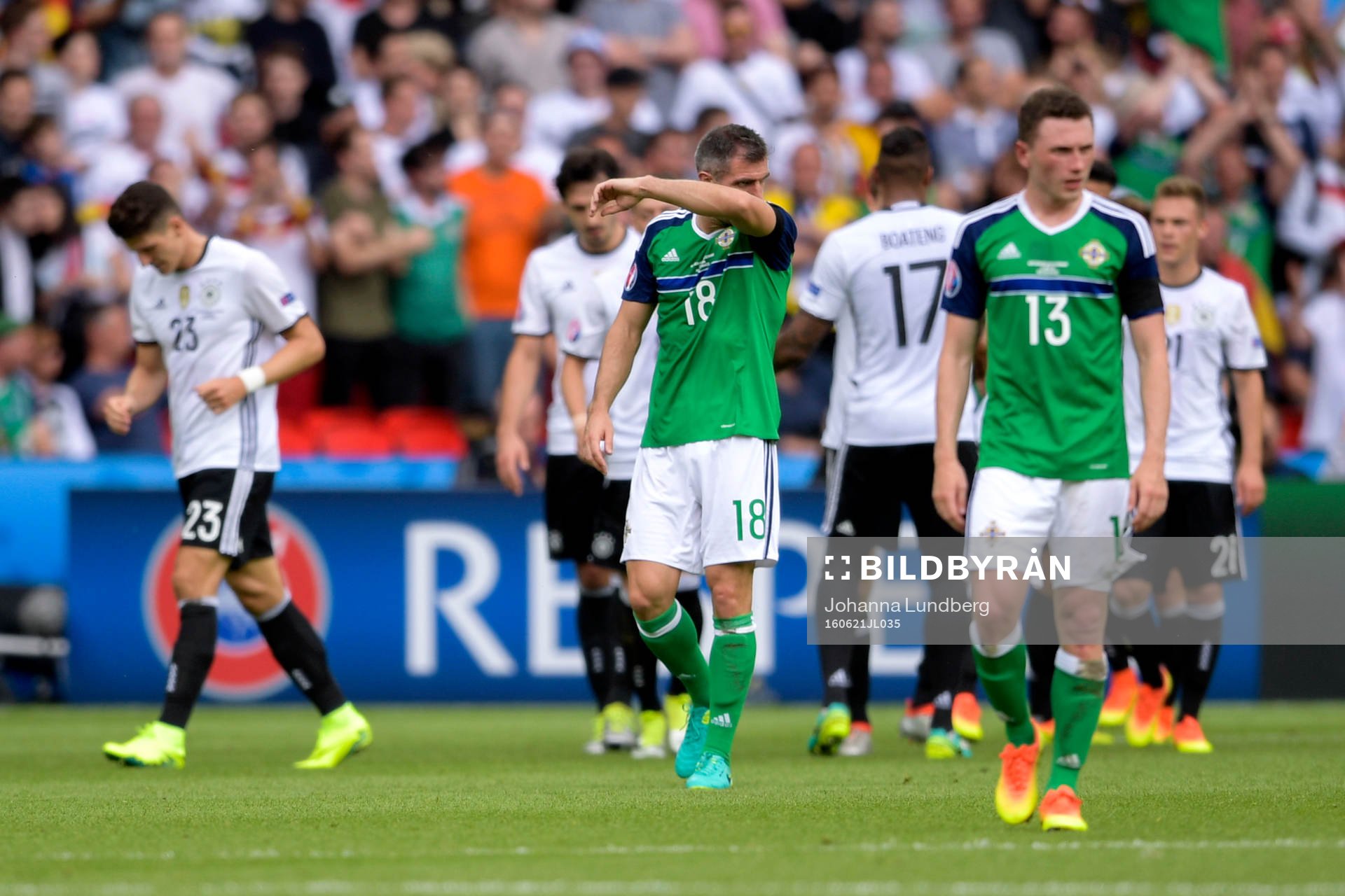 Nordirlands Aaron Hughes och Corry Evans deppar