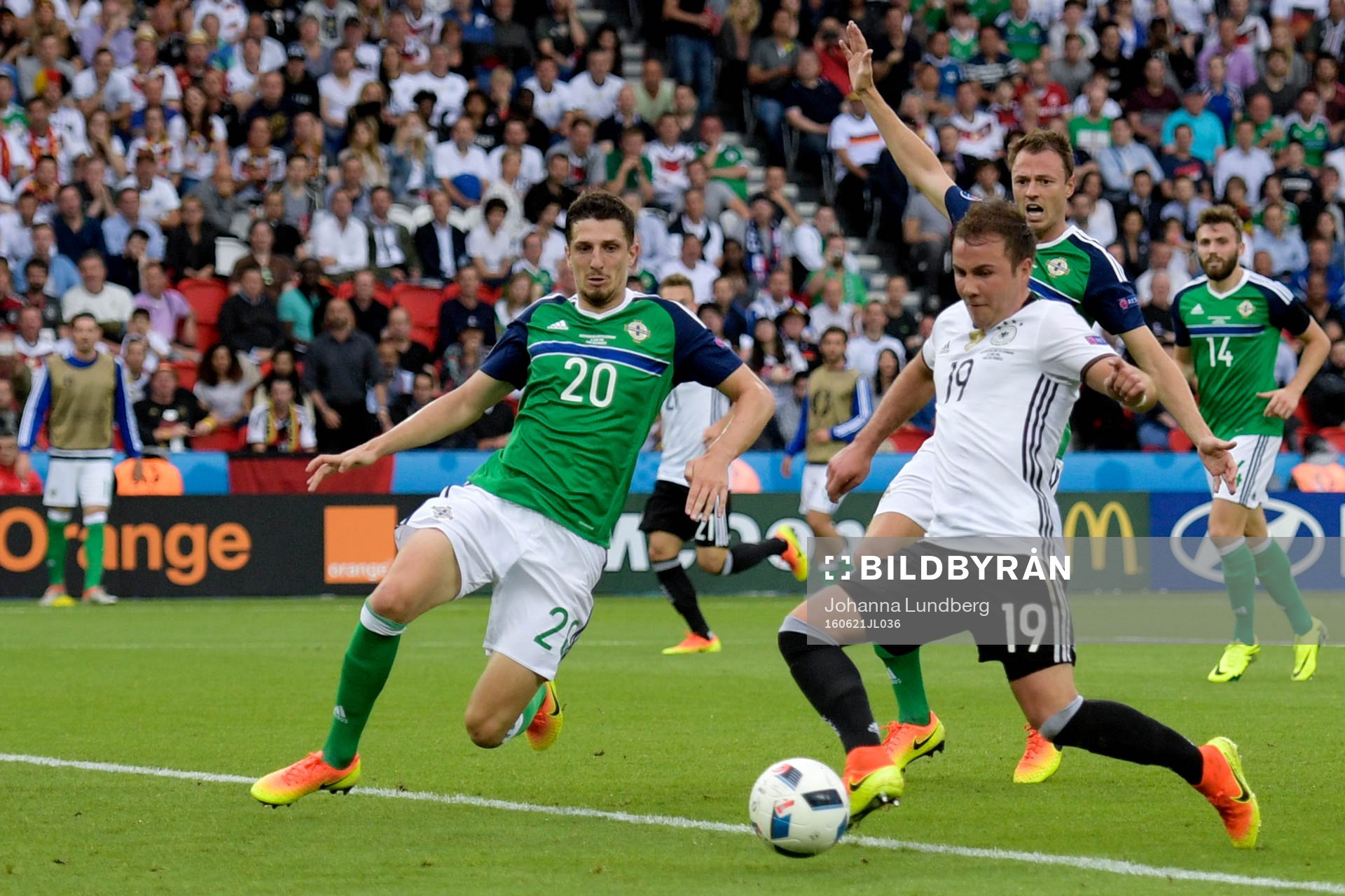 Tysklands Mario Götze och Nordirlands Craig Cathcart