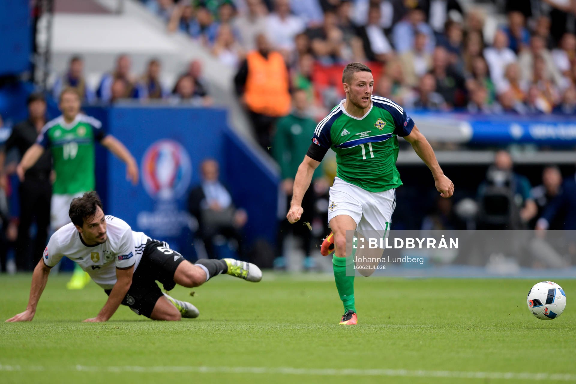 Tysklands Mats Hummels och Nordirlands Conor Washington