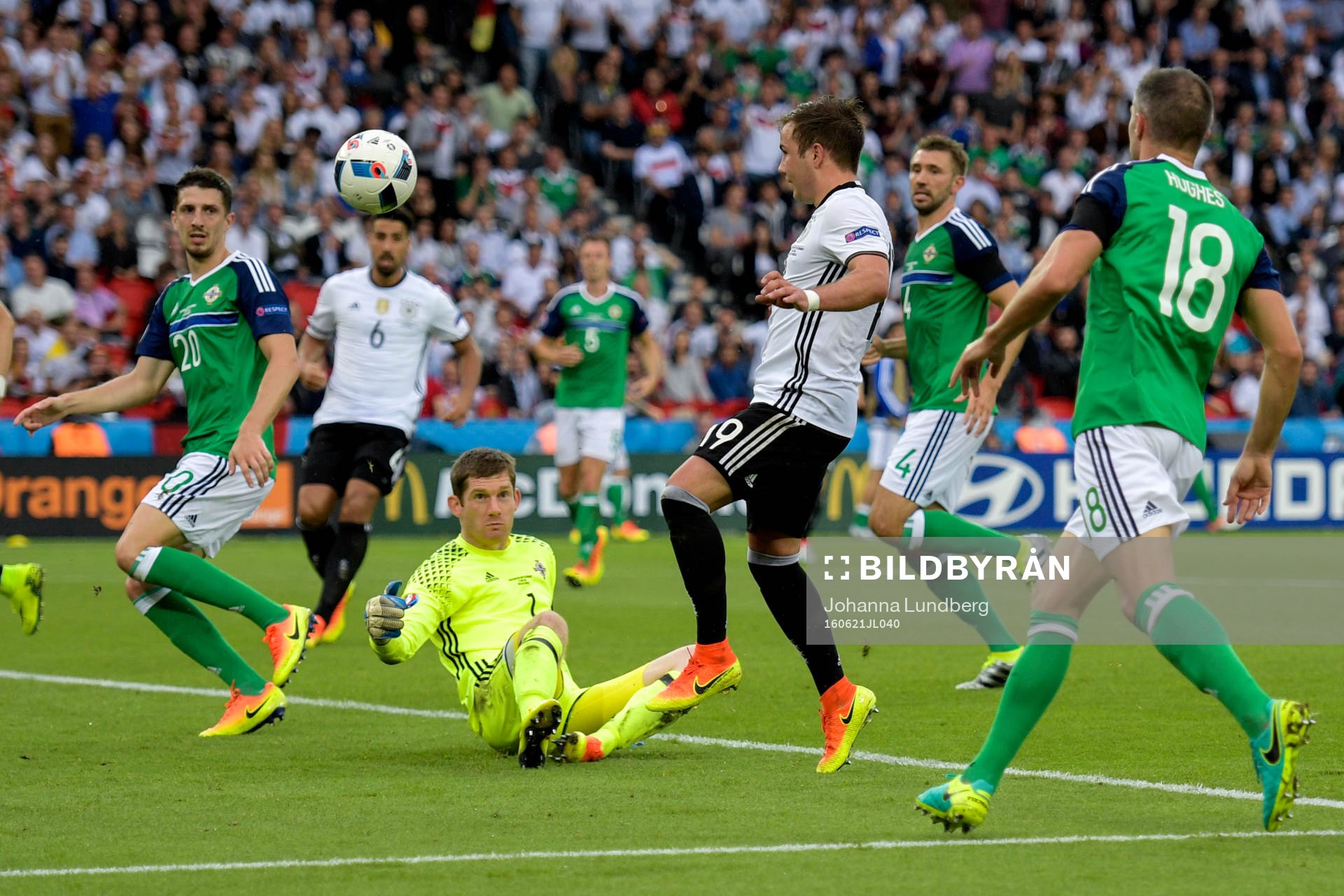 Nordirlands målvakt Michael McGovern och Tysklands Mario