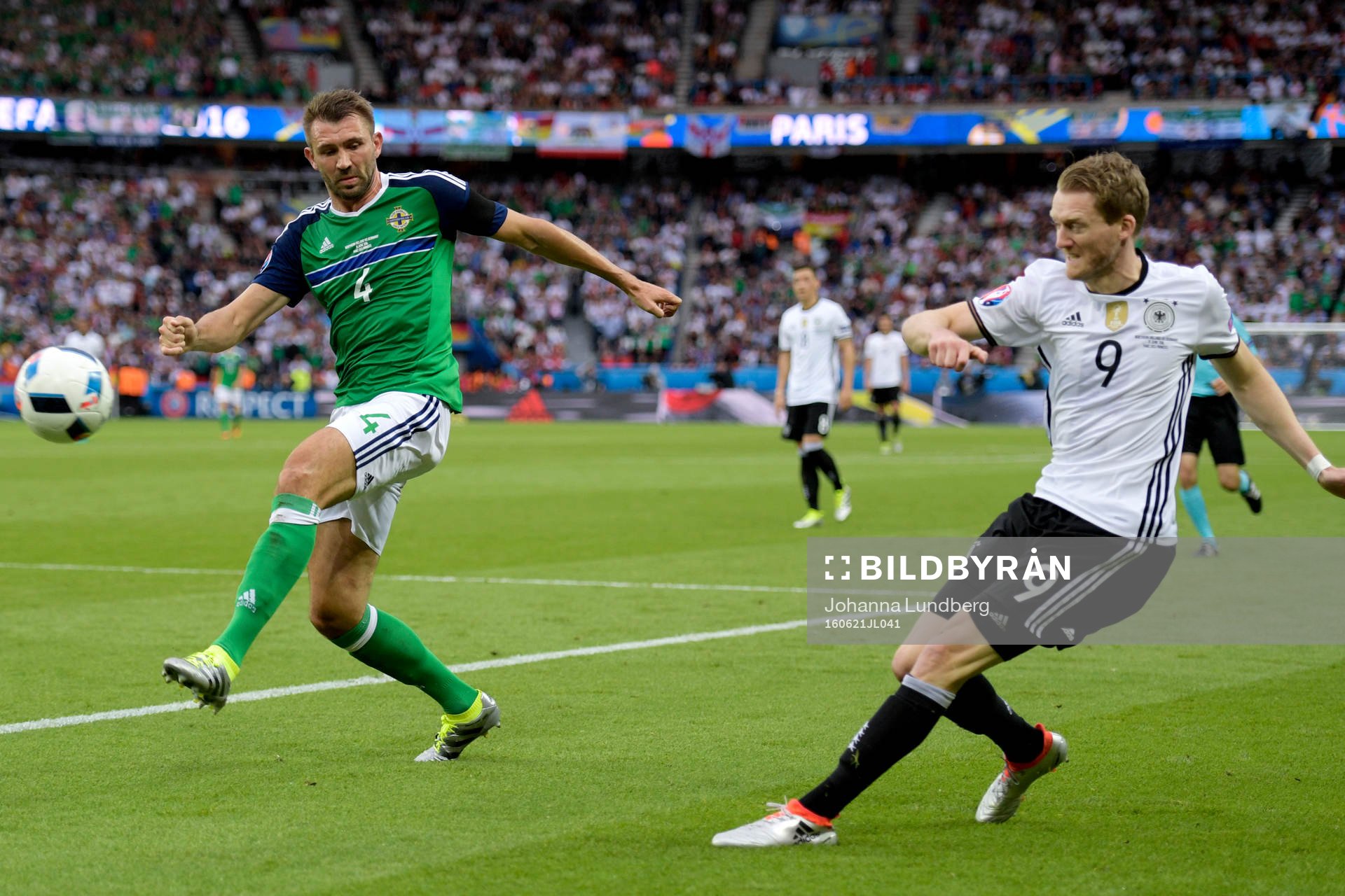 Nordirlands Gareth McAuley och Tysklands André Schurrle
