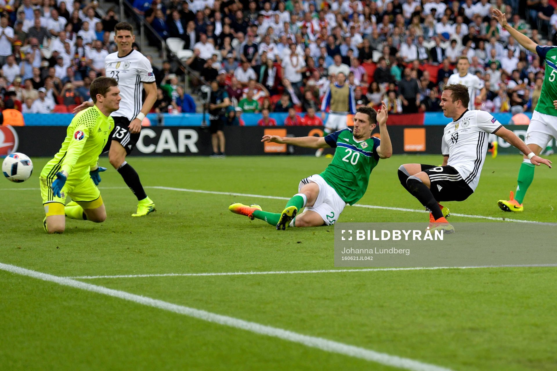 Tysklands Mario Götze och Nordirlands målvakt Michael