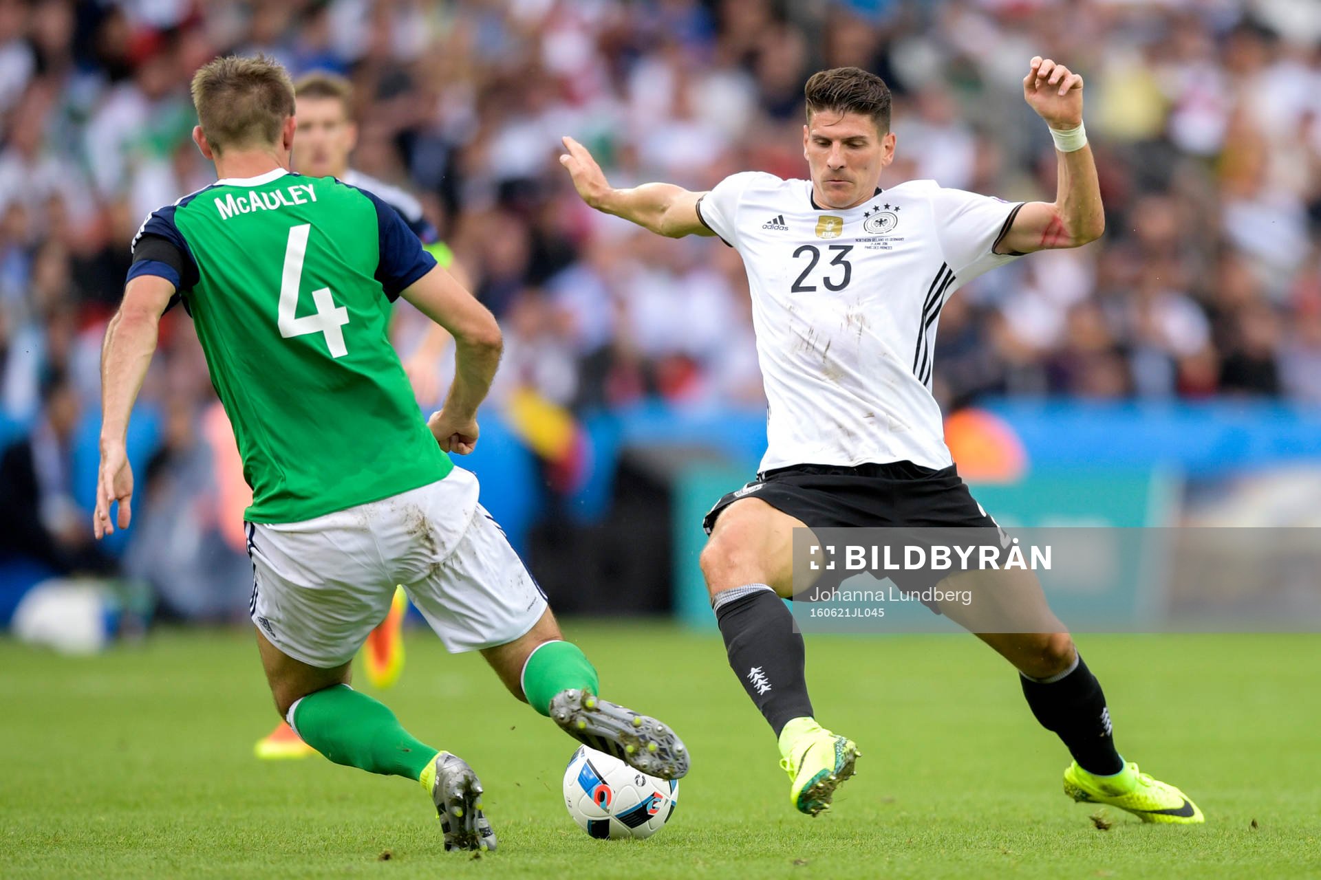 Nordirlands Gareth McAuley och Tysklands Mario Gomez