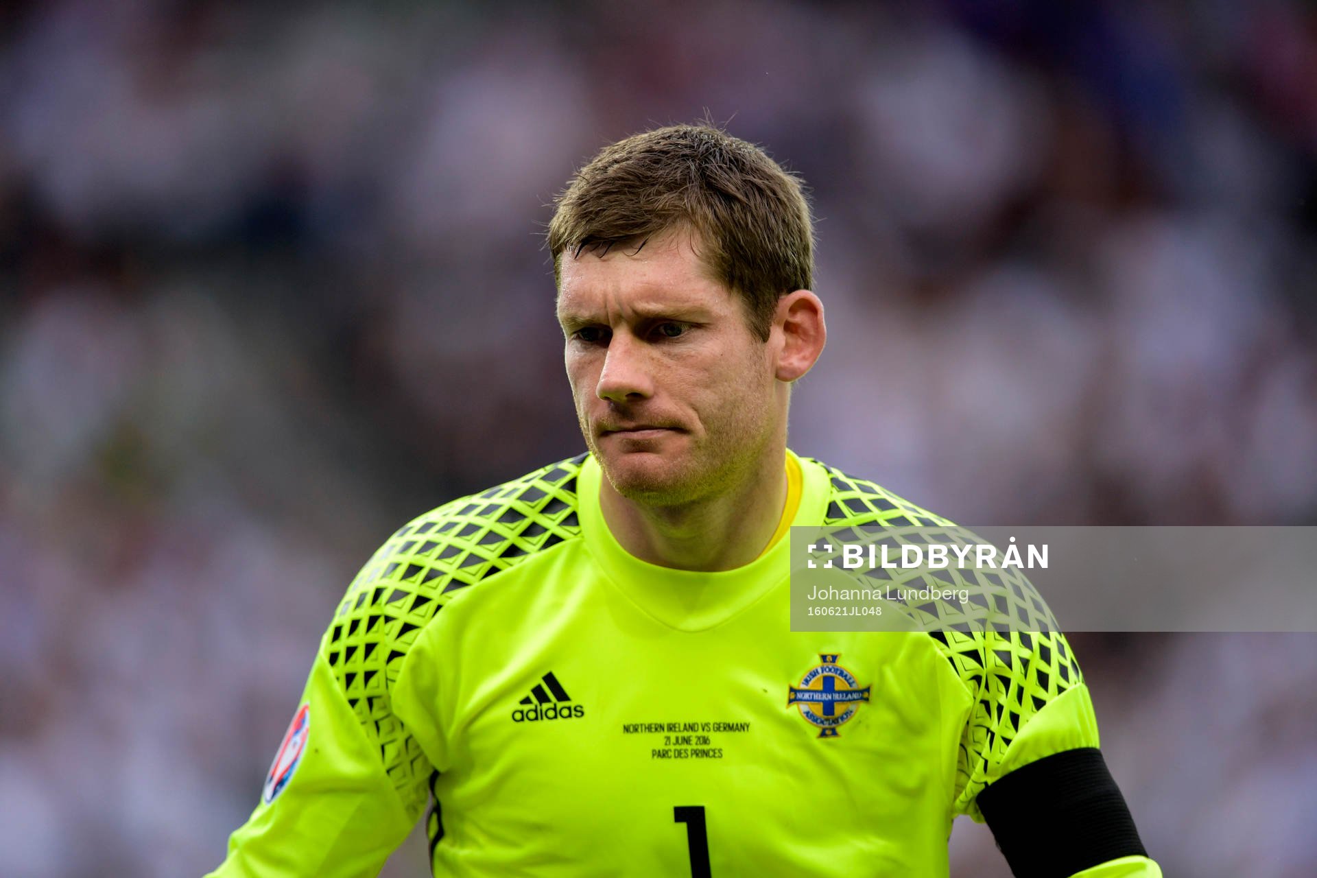 Nordirlands målvakt Michael McGovern deppar
