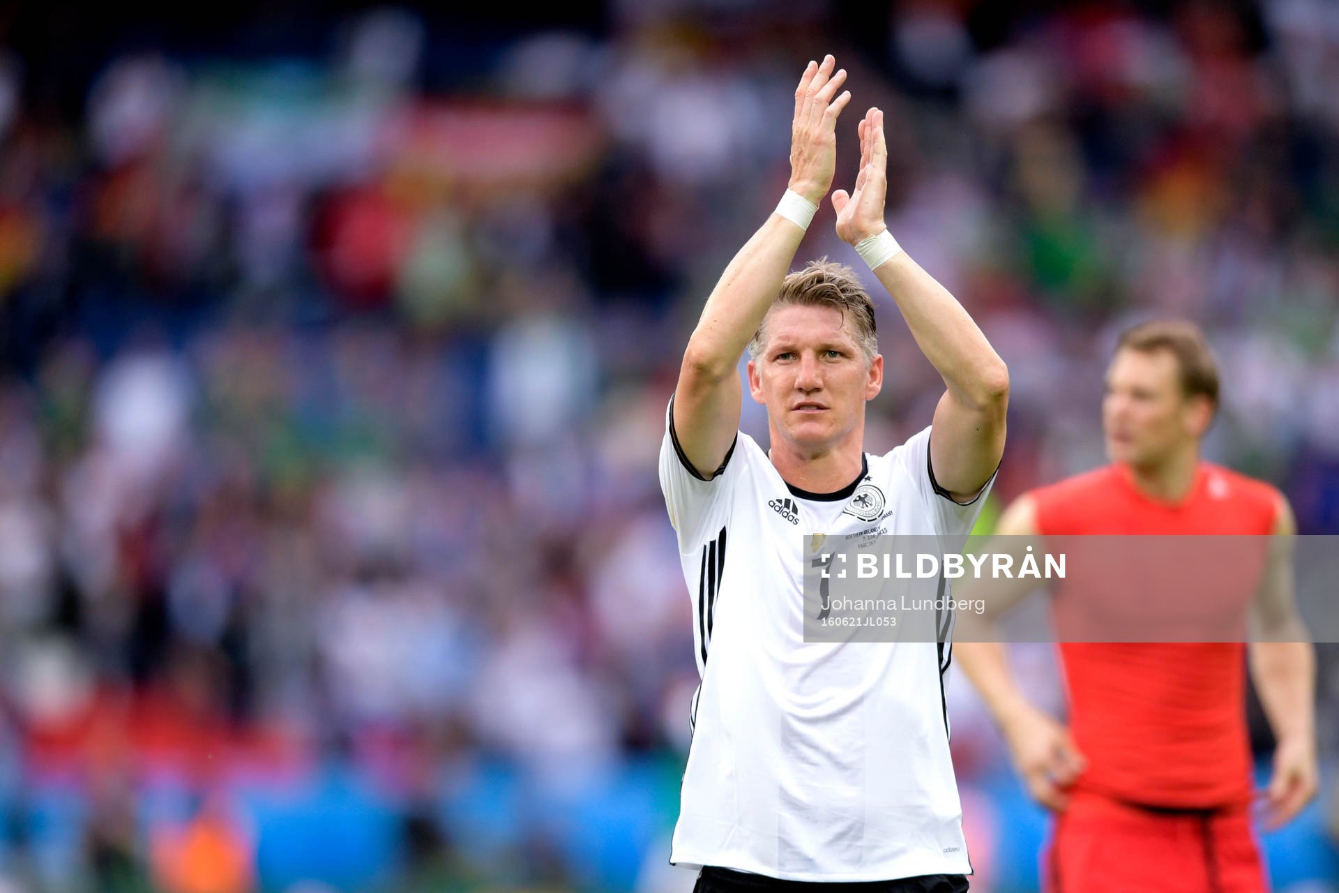 Tysklands Bastian Schweinsteiger tackar publiken
