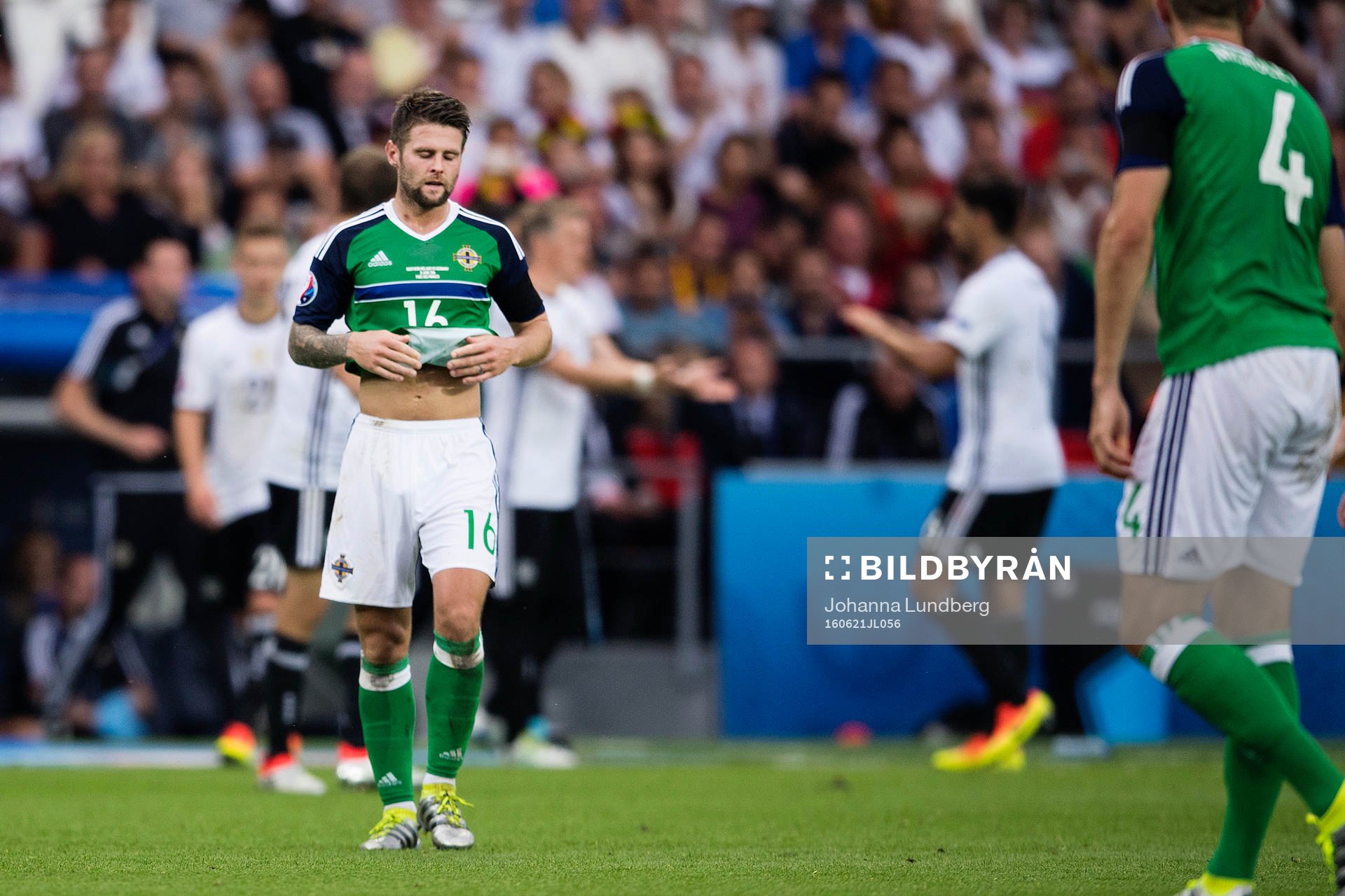 Nordirlands Oliver Norwood deppar i fotbollsmatchen mellan